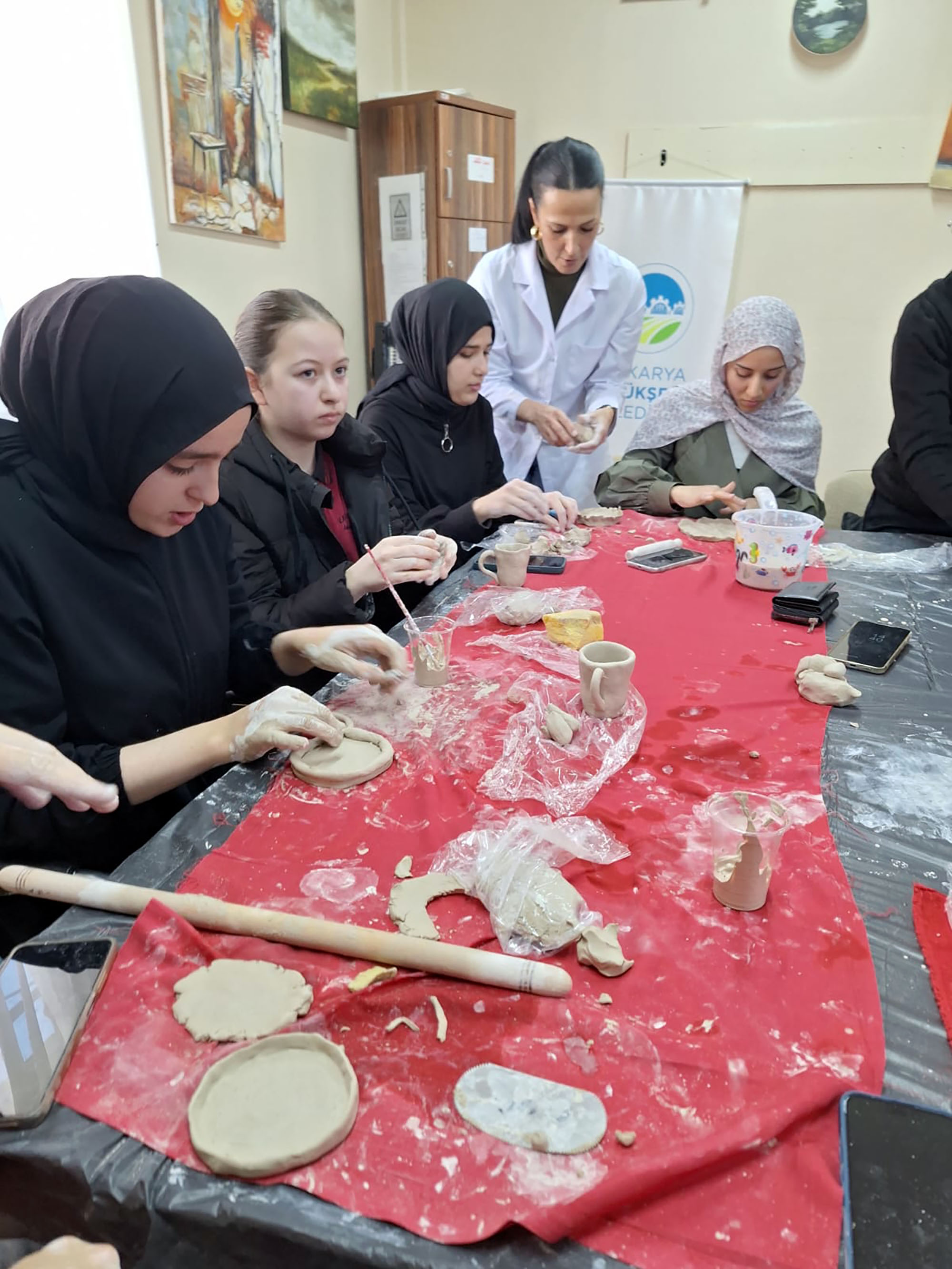 SAMEK’te minik eller mutfağa, gençler seramiğe dokundu
