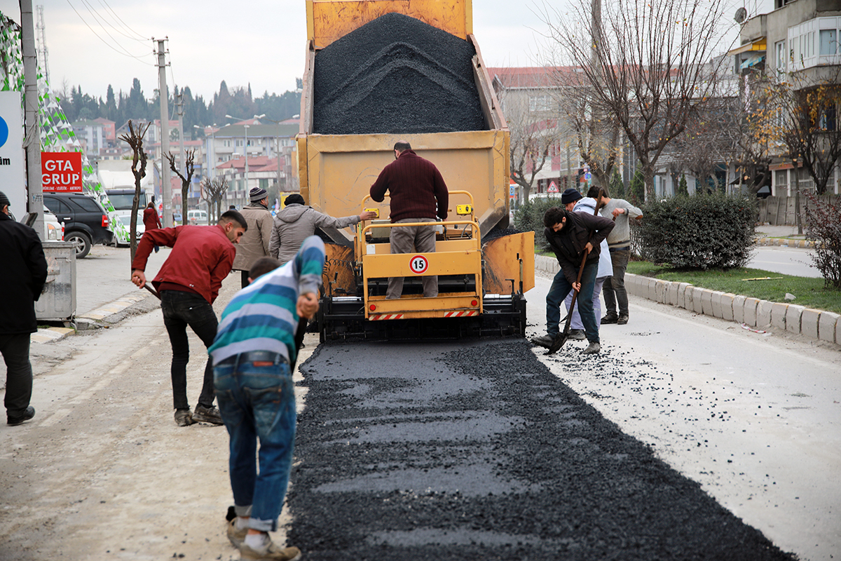 Erenler’de bozulan yollar asfaltlanıyor