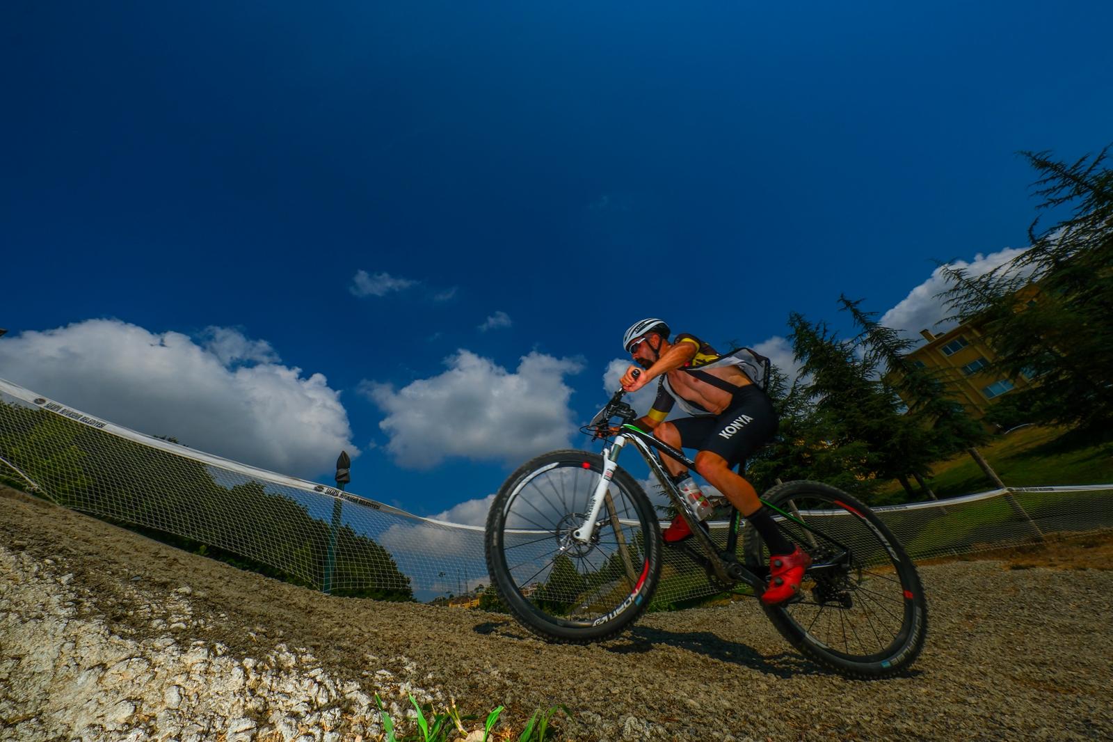 Sakarya'da nefes kesen şampiyona; Genç pedallar zirve için yarıştı