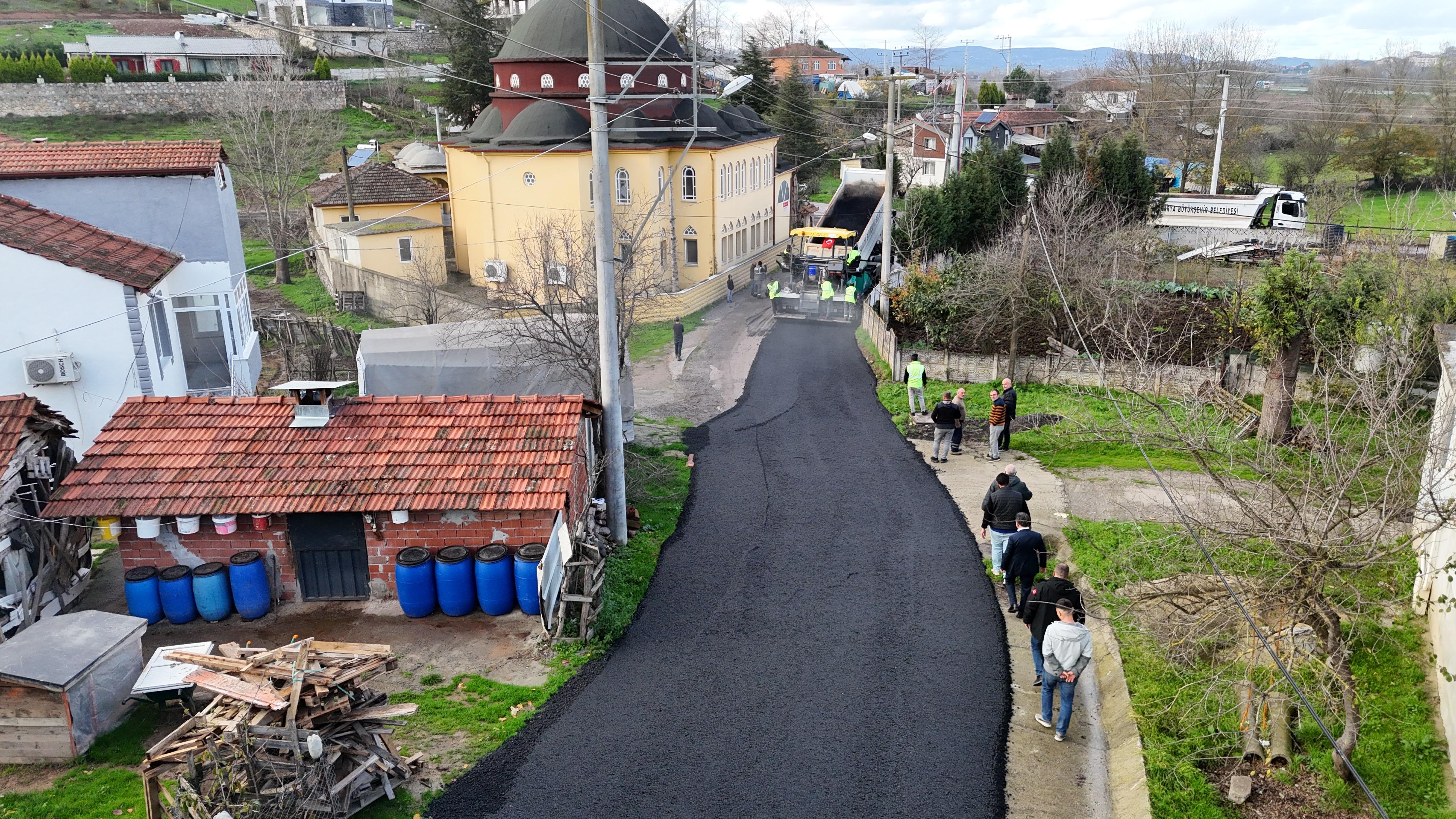 Büyükşehirle asfaltta bir bir arterleri yeniliyor: Sıra Söğütlü Rüstemler’de…