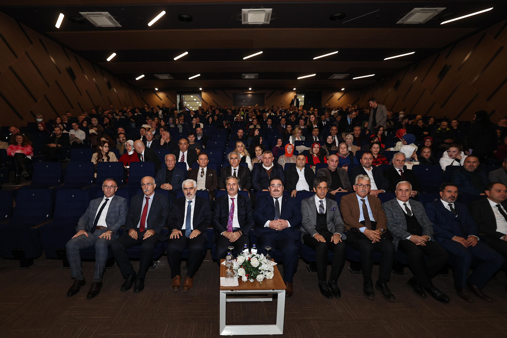 “İnşa edilecek yeni ve güçlü Sakarya’da gençlerimiz kendi hikâyesini yazacak”