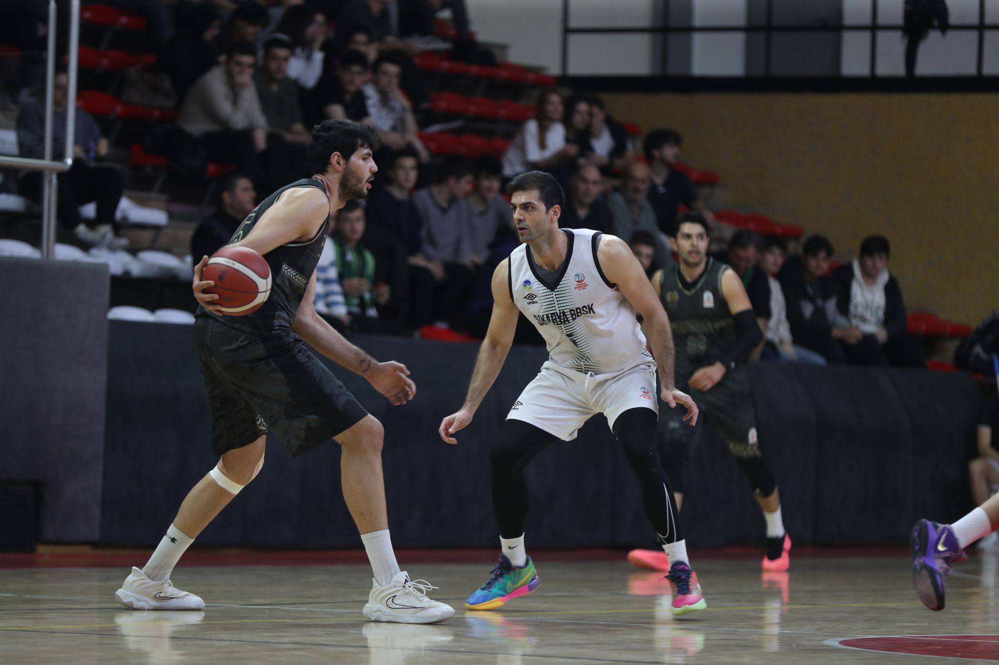 Büyükşehir basketbol taraftarı önünde turu geçti: 81-71