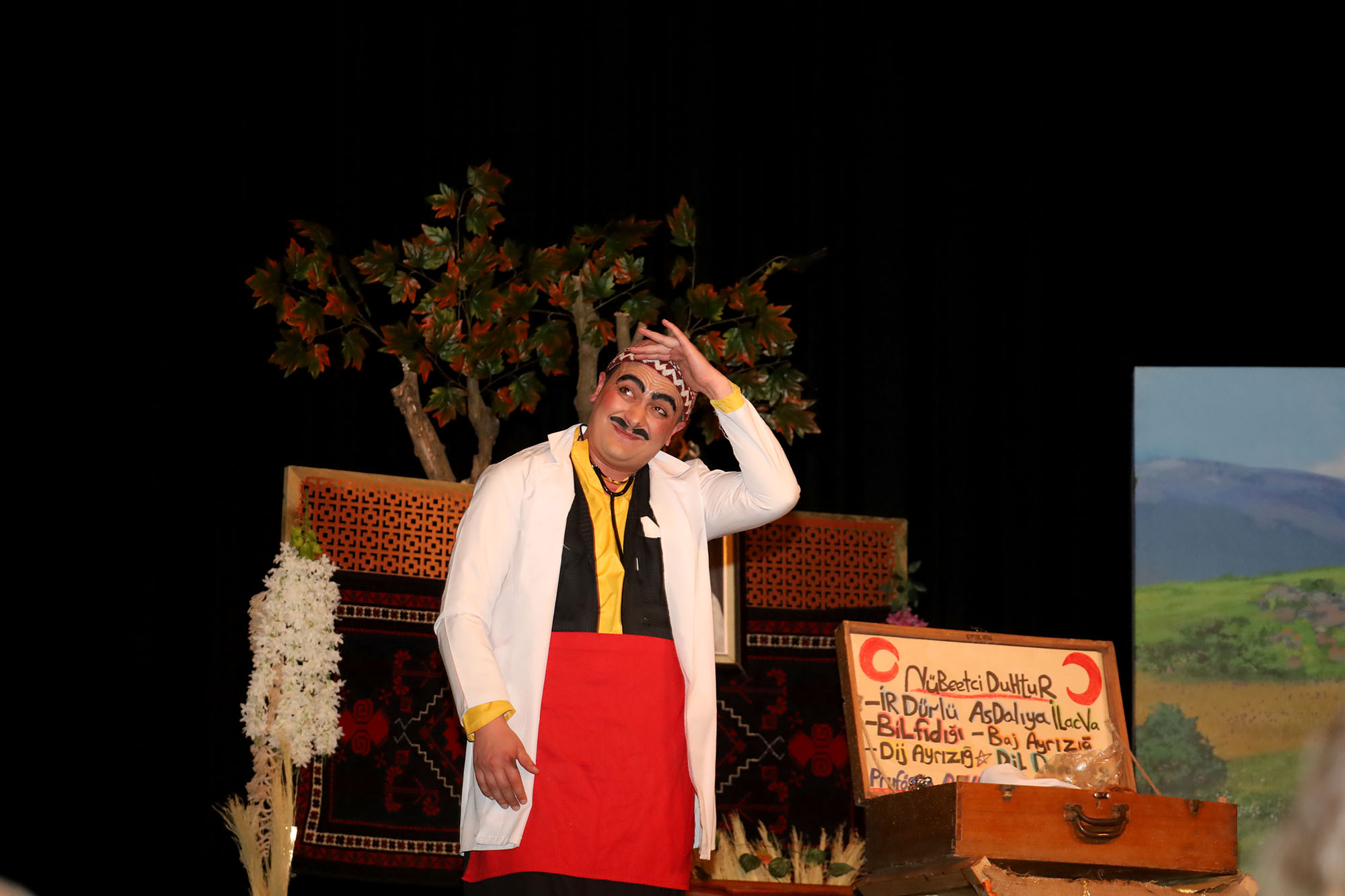 “Zoraki Takip” AKM’de kahkahalarla geçti