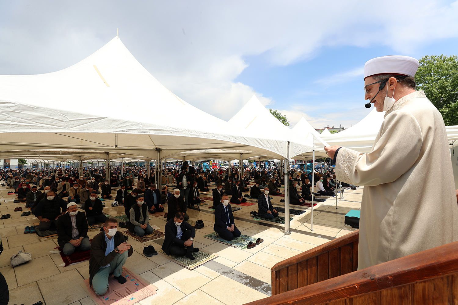 74 gün sonra cemaatle ilk 'Cuma Namazı'