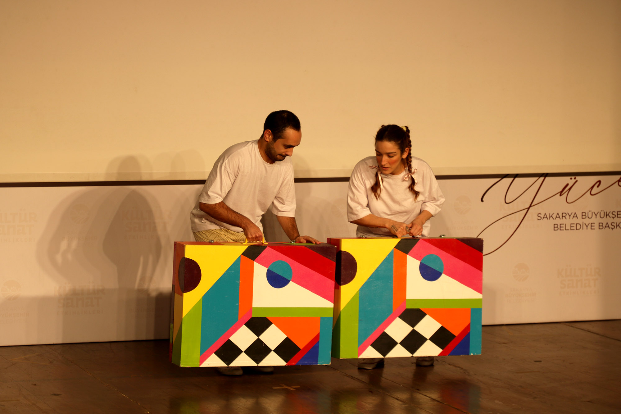 “İki Bavul Dolusu” minikler tarafından ilgiyle izlendi