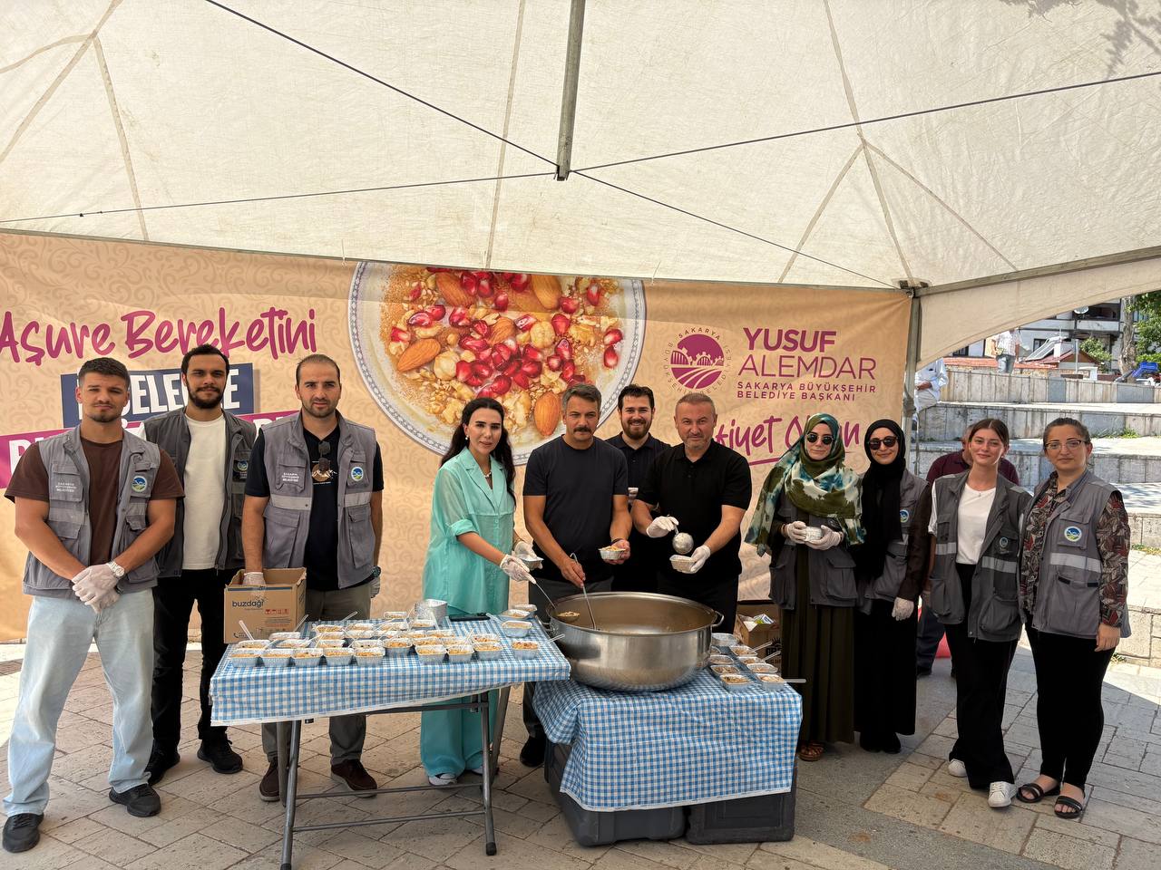 Binlerce kişi aşureyi tattı, hem diller hem de gönüller lezzet buldu
