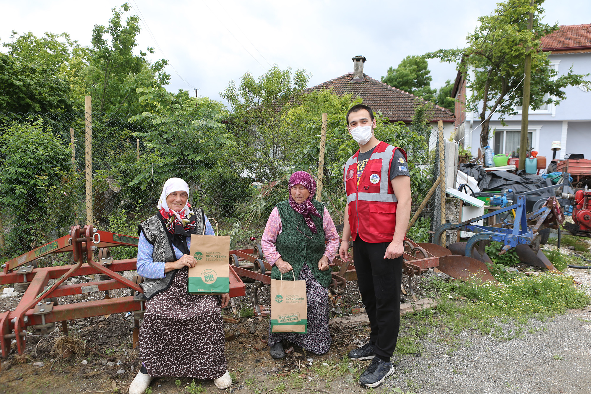 Ferizli’de hanelere maskeler ulaşmaya başladı