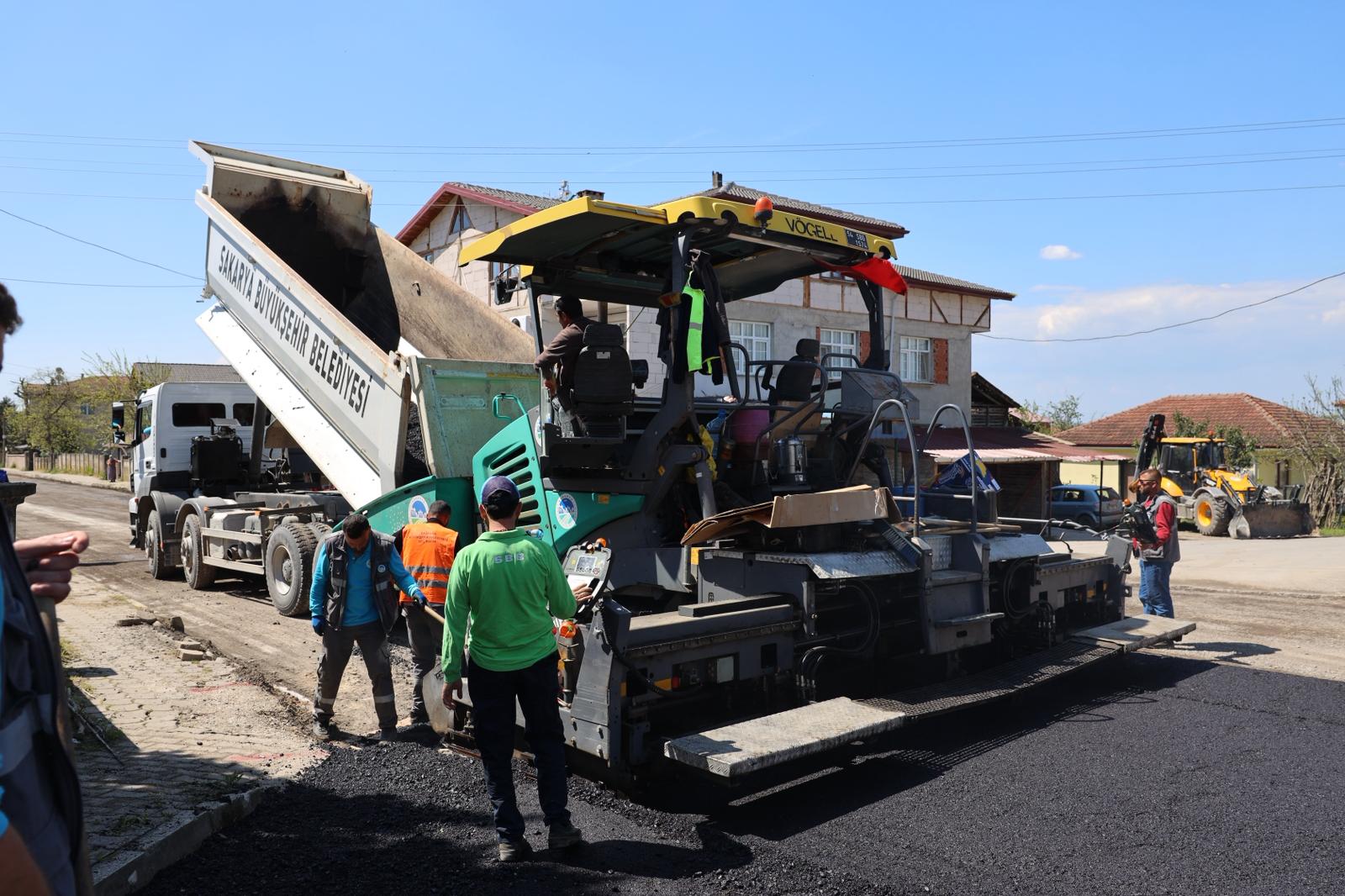 Büyükşehir asfalt sezonunu Akyazı’da açtı: 3 mahalleyi kapsayan 8 kilometrelik yol sıcak asfaltta buluşuyor