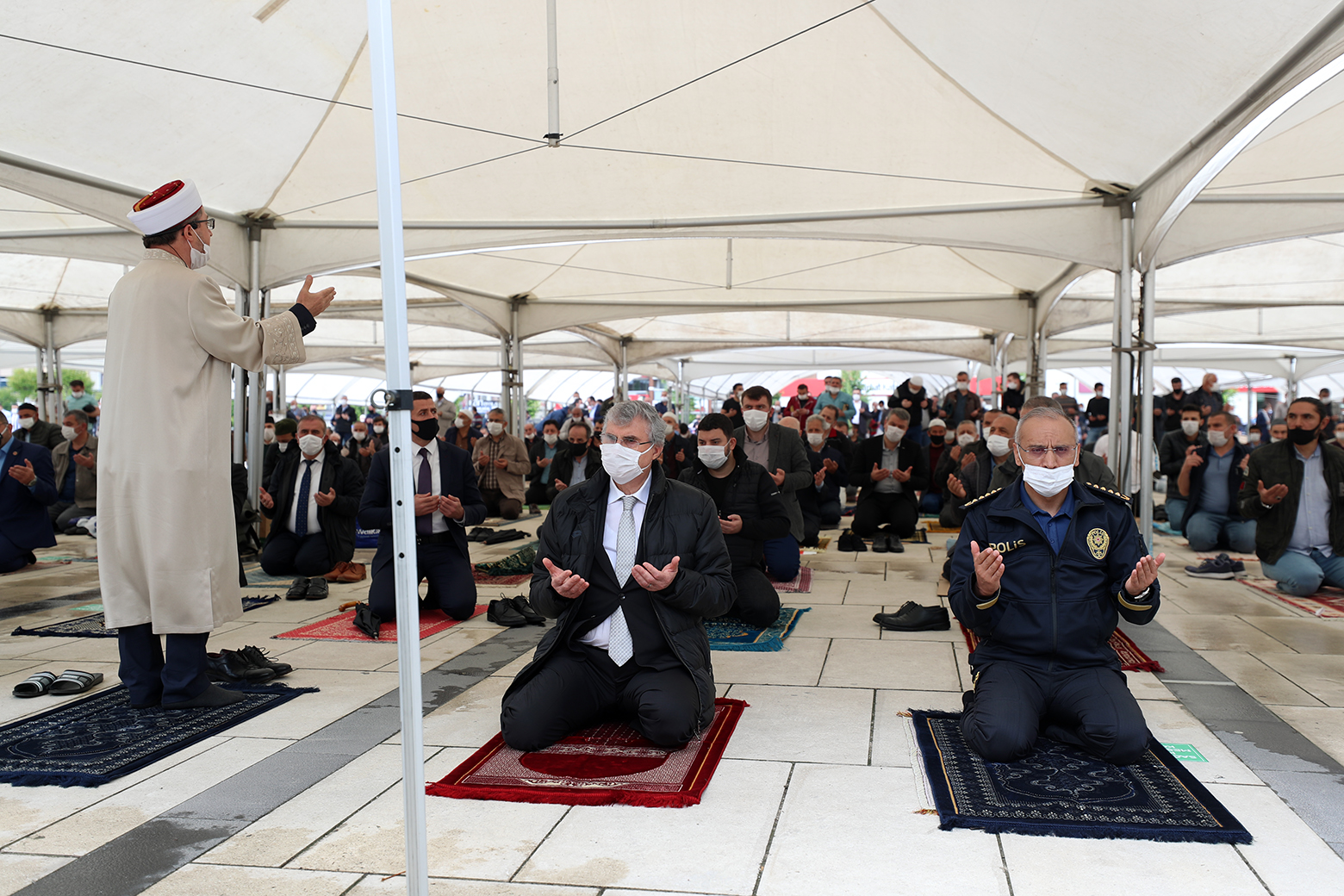 74 gün sonra cemaatle ilk 'Cuma Namazı'