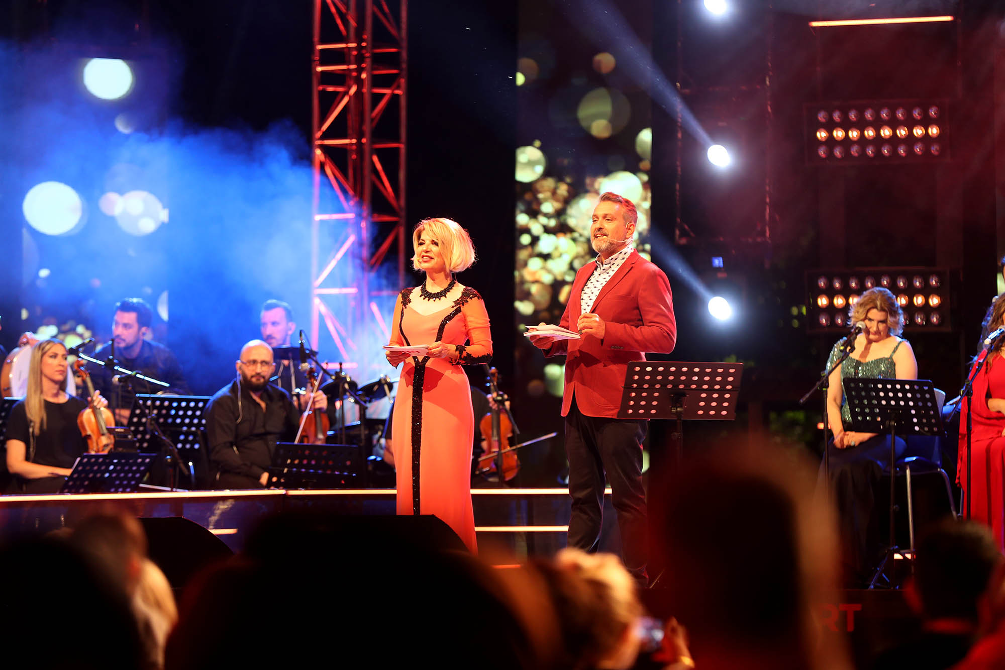 Yazın en büyük festivali şölen tadında başladı: Millet Bahçesi sahne ışıklarıyla aydınlandı
