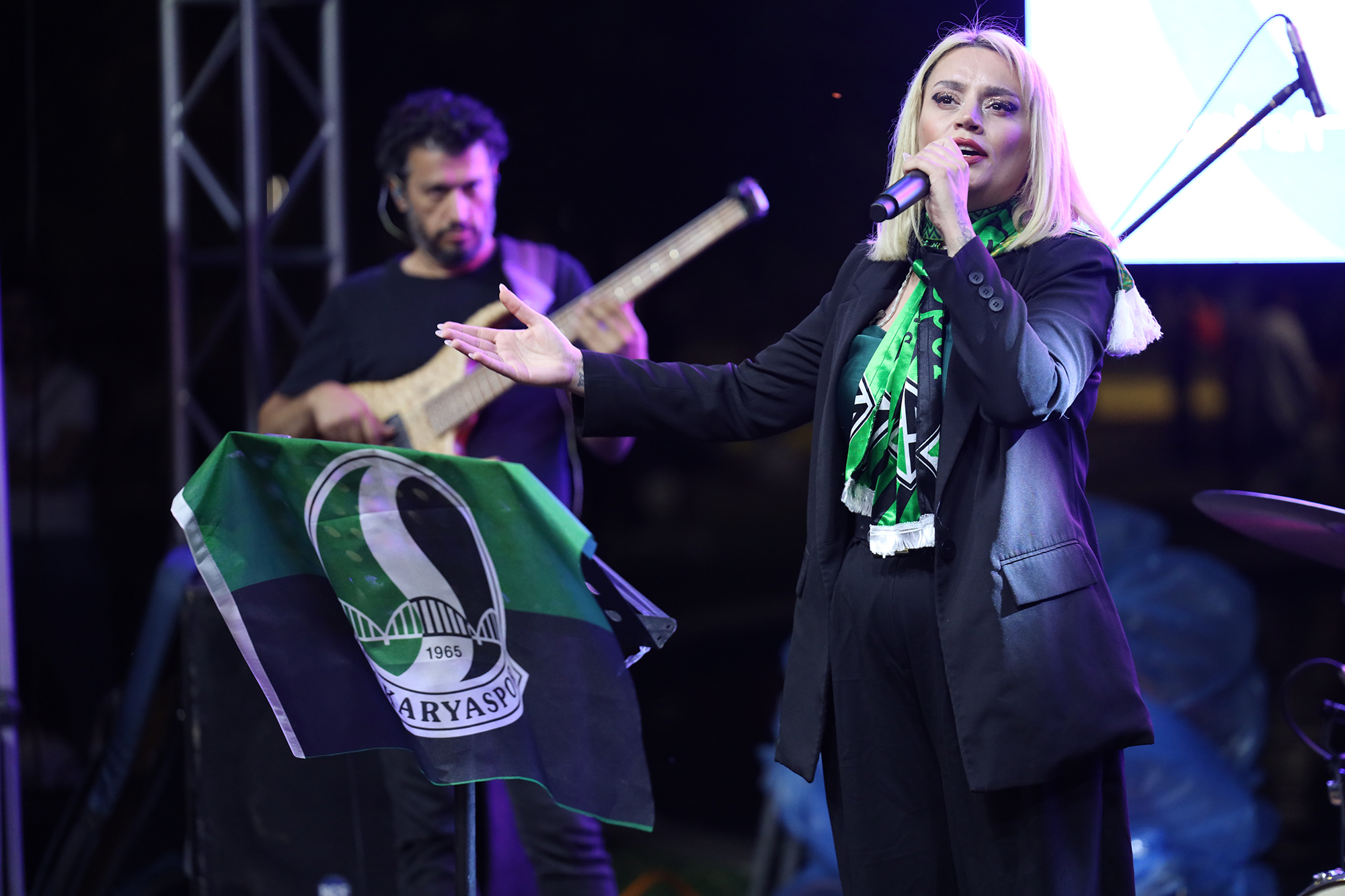 Sakarya’da yaz konseri rüzgârı başladı: Fatma Baba sahnesiyle coşku zirveye çıktı 
