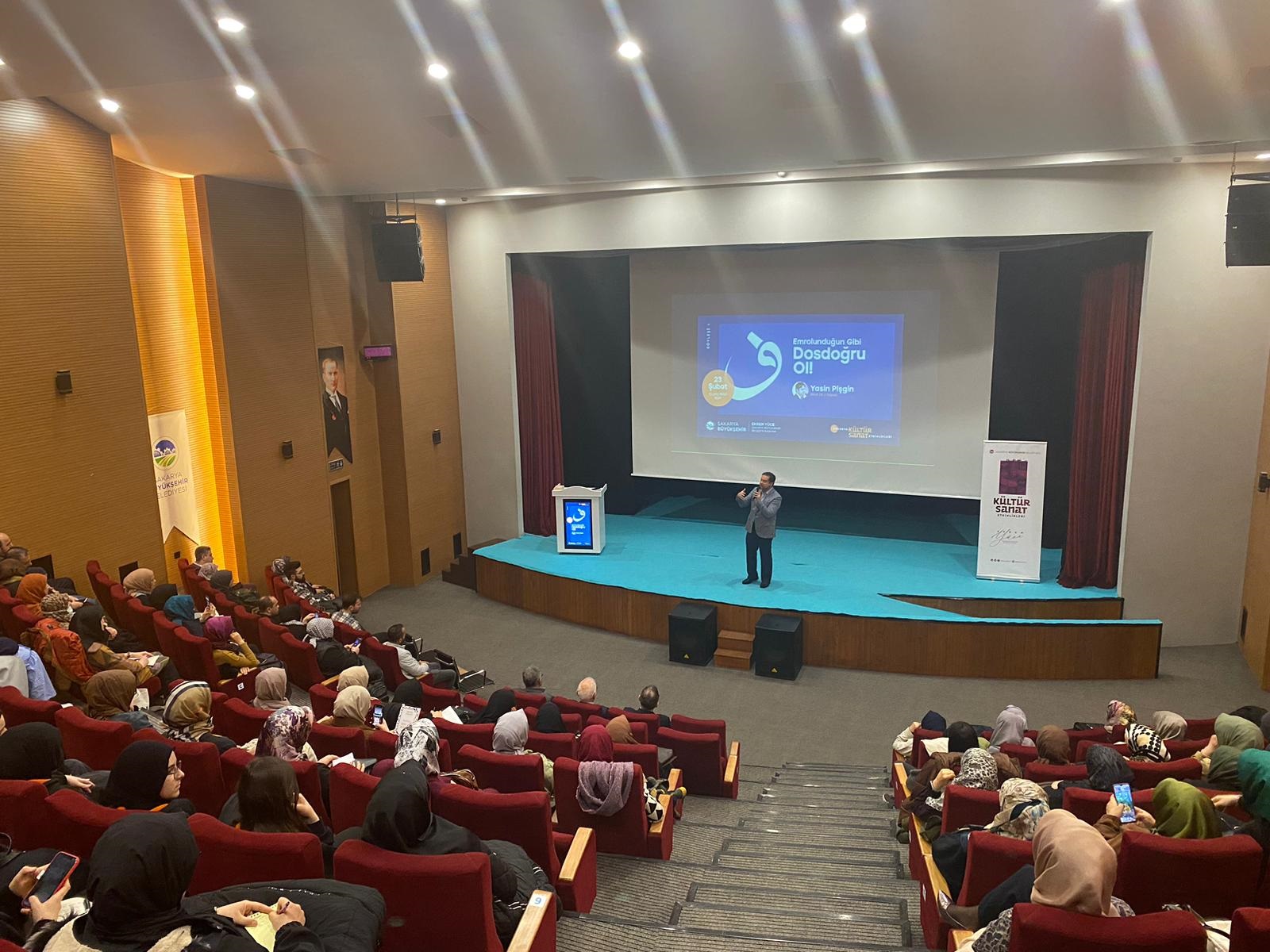 Ünlü yazar Prof. Dr. Yasin Pişgin’e yoğun ilgi: “Emrolunduğun gibi dosdoğru ol”