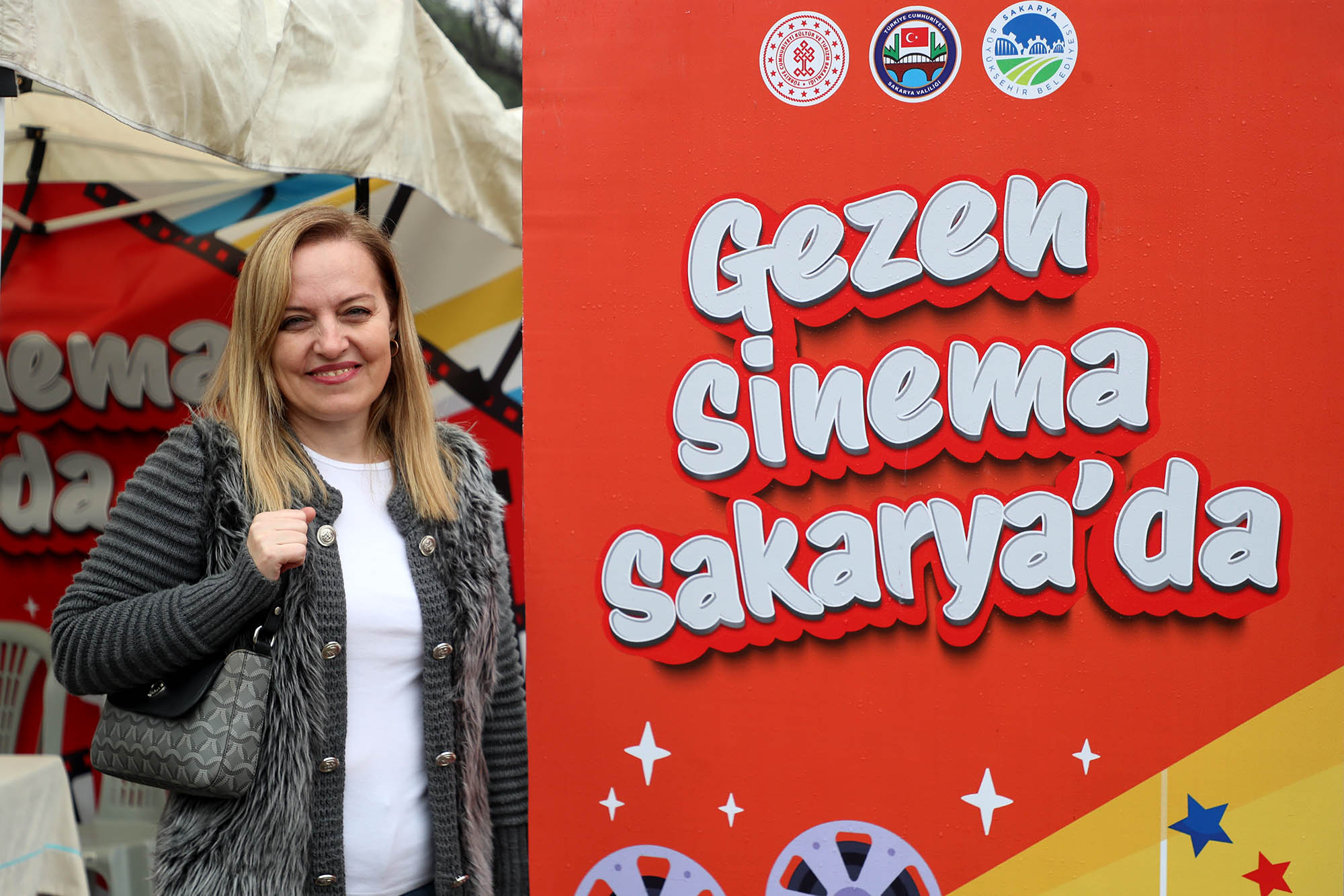 Tır geziyor, minikler sinemayla buluşuyor: Beyaz perde bu kez Paris İlkokulu’na taşındı