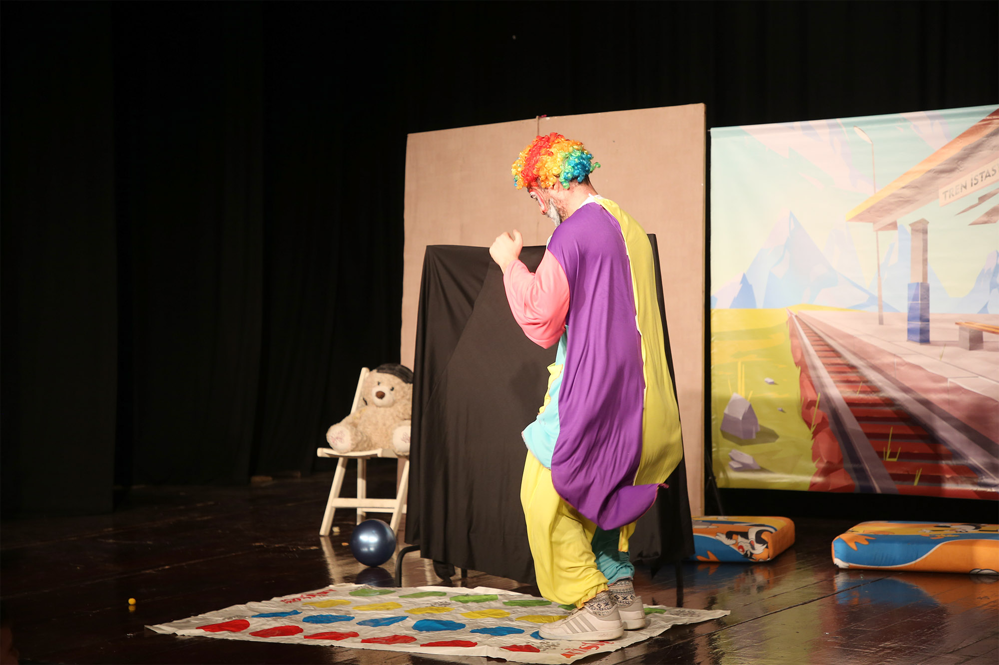 “İki Bavul Dolusu Hapşu ile Turşu” AKM’de kahkahayla geçti