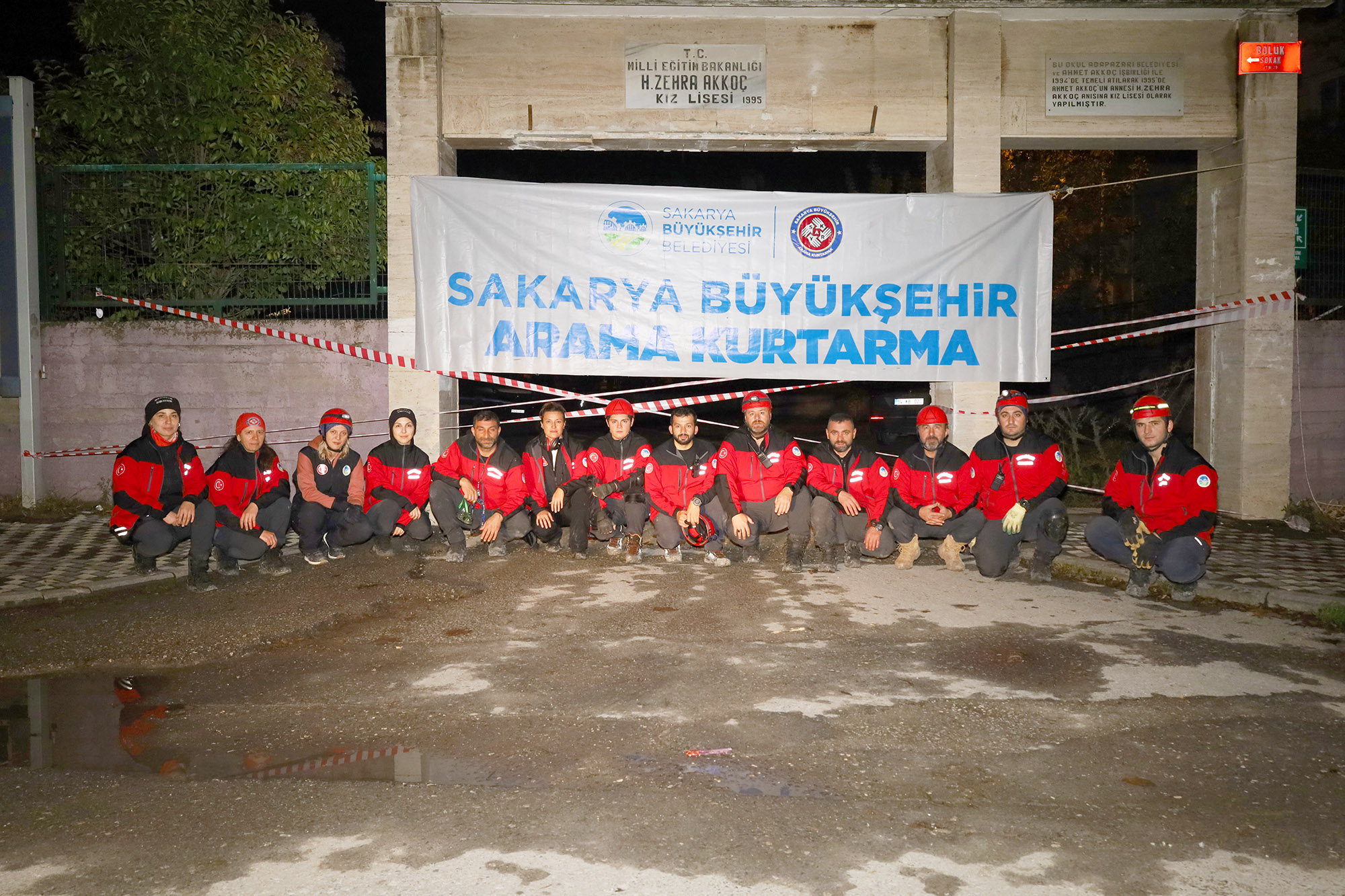 Büyükşehir arama kurtarma ekibi şehrin kalbindeki o enkaza girdi: Aksiyonun tırmandığı gece