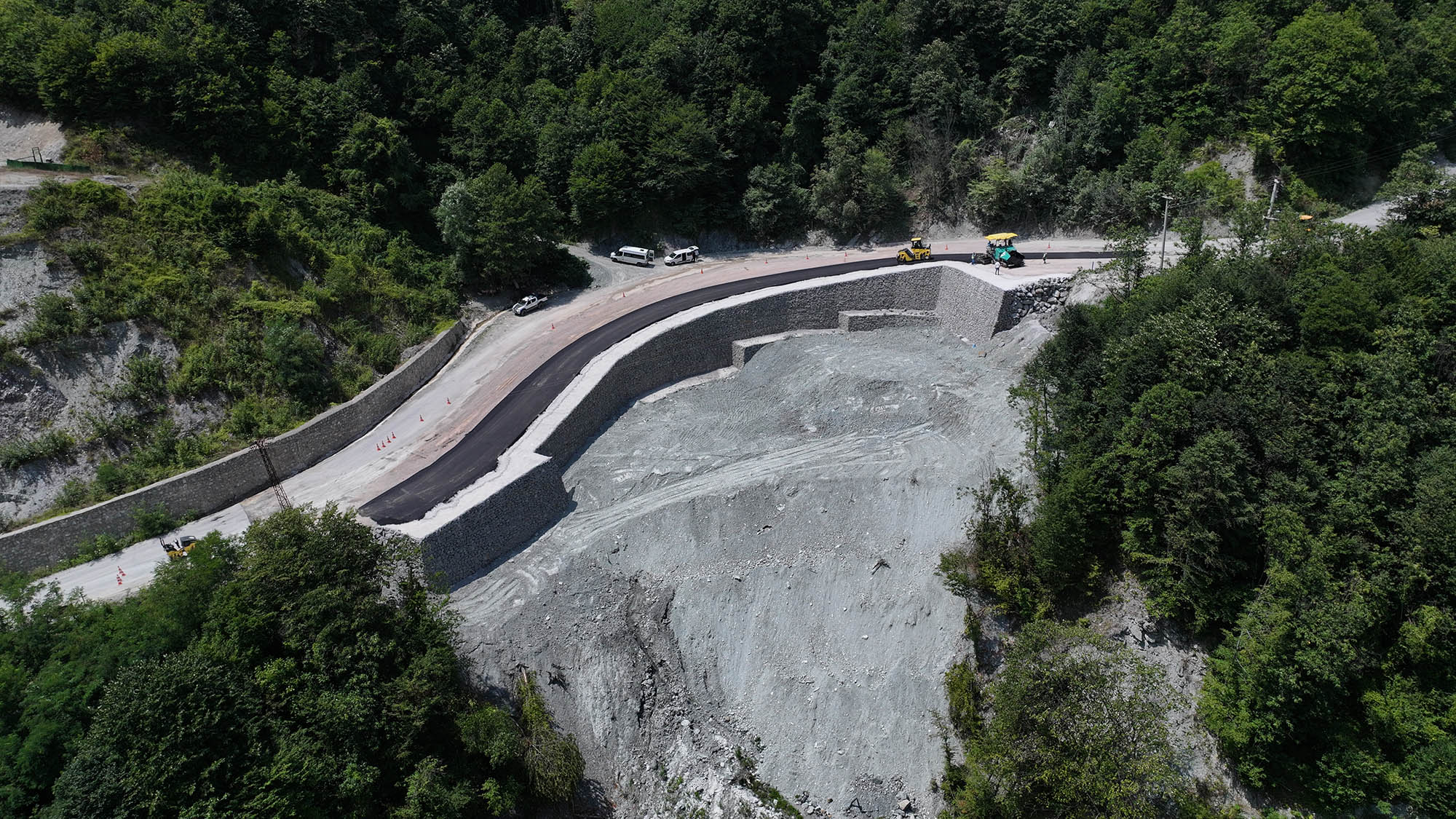 Büyükşehir, Sapanca’da heyelan riskine karşı yolu güçlendirdi, ulaşımı yeniledi