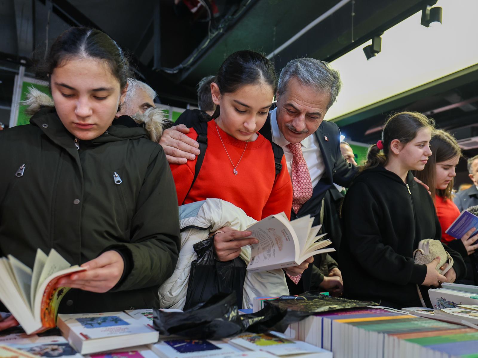 Sakarya'da çocukların 'ufkuna' ışık olacak edebiyat fuarı başladı: İlk günden binlerce misafir akın etti...