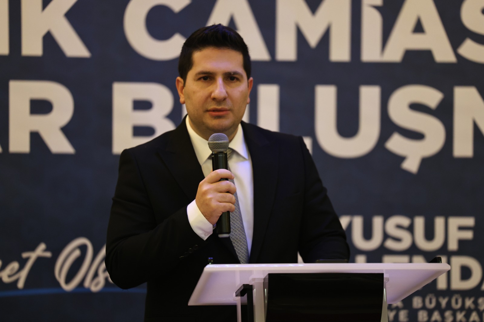 “Vefası ve fedakarlığıyla sağlık camiası her övgüyü fazlasıyla hak ediyor”