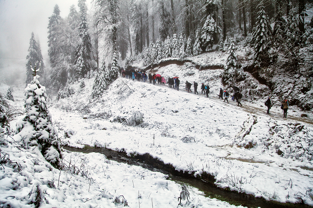 Yılın İlk Karı Eşliğinde Yürüdüler