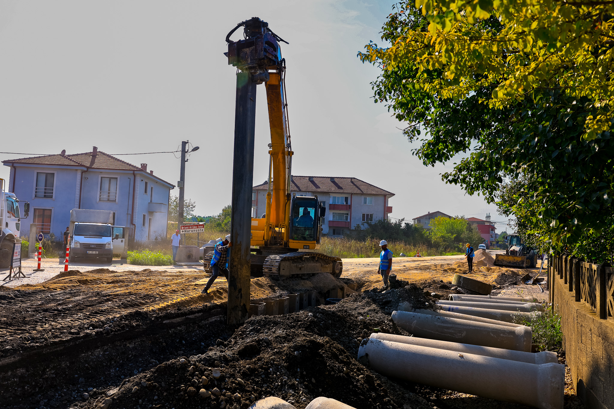 Akyazı’da devam eden 9 bin metrelik altyapı projesinde 6 ekip aynı anda çalışıyor