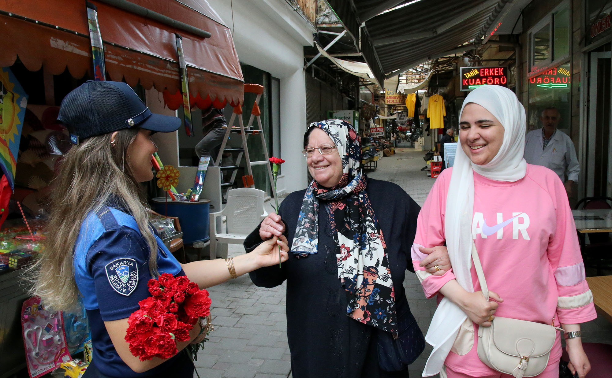 Zabıta Haftası’nda vatandaşa ve esnafa karanfil