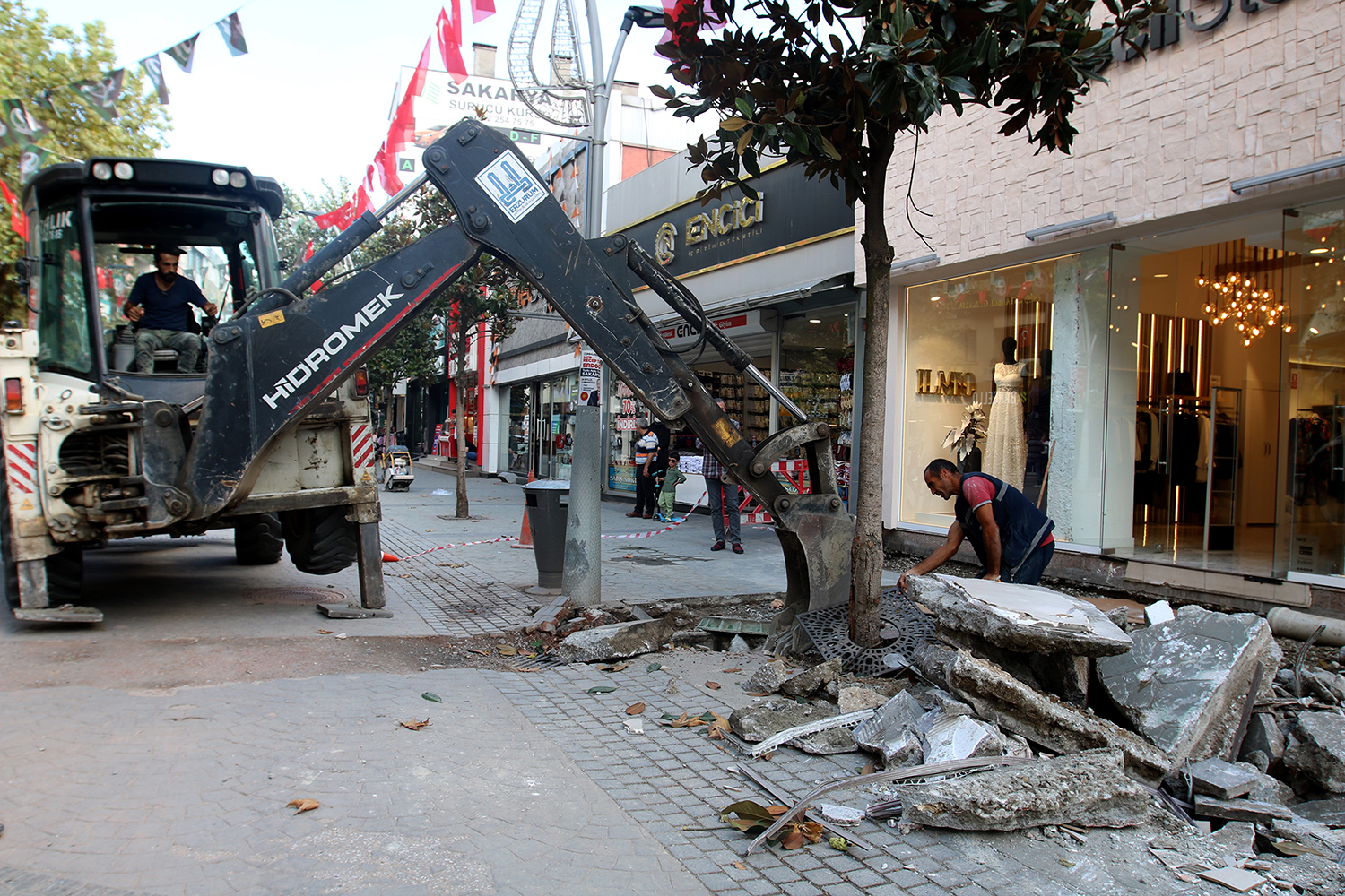 Büyükşehir’den Çark Caddesi’nde hummalı çalışma