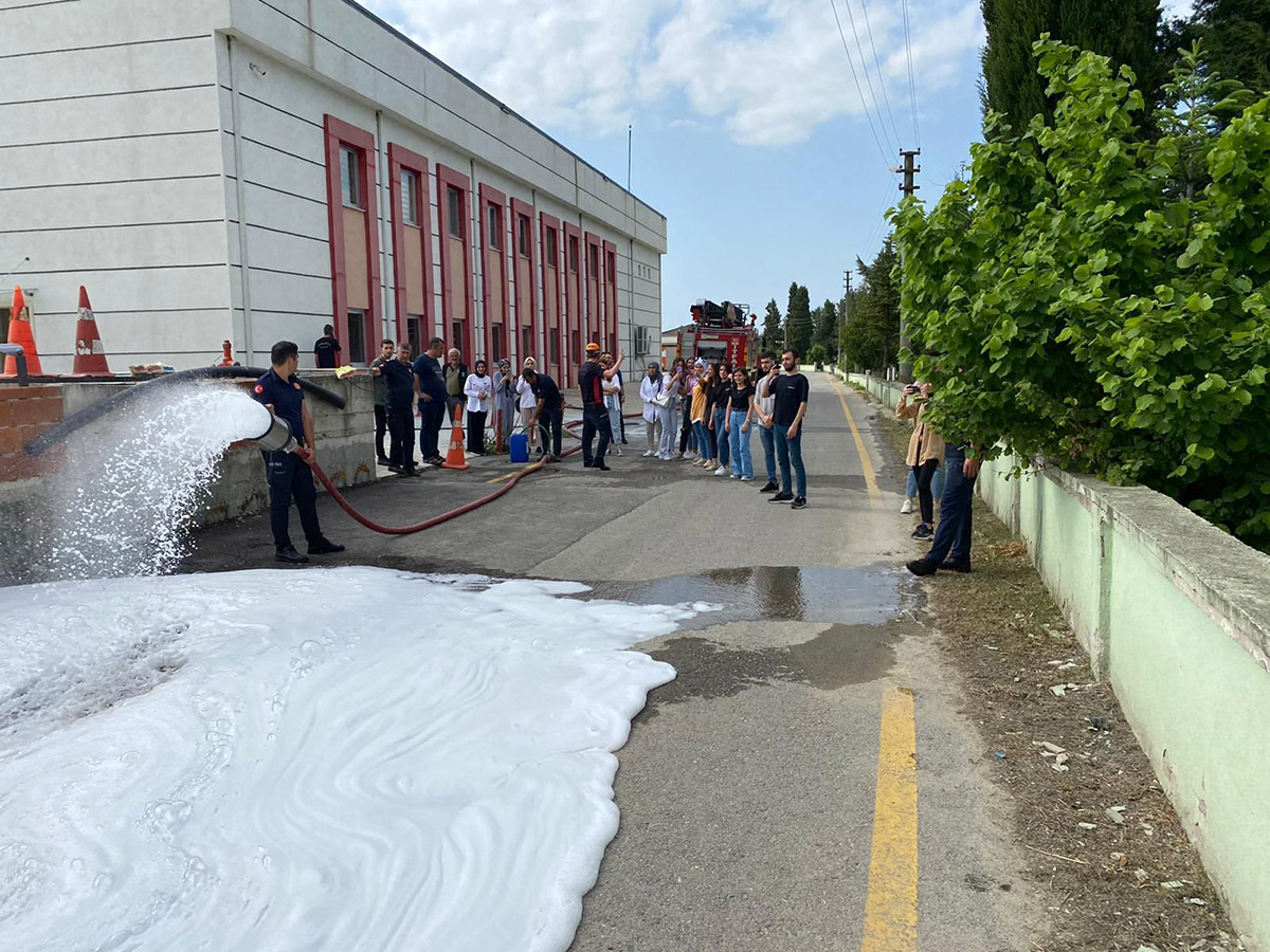 Öğrencilere teorik ve uygulamalı yangın eğitimi