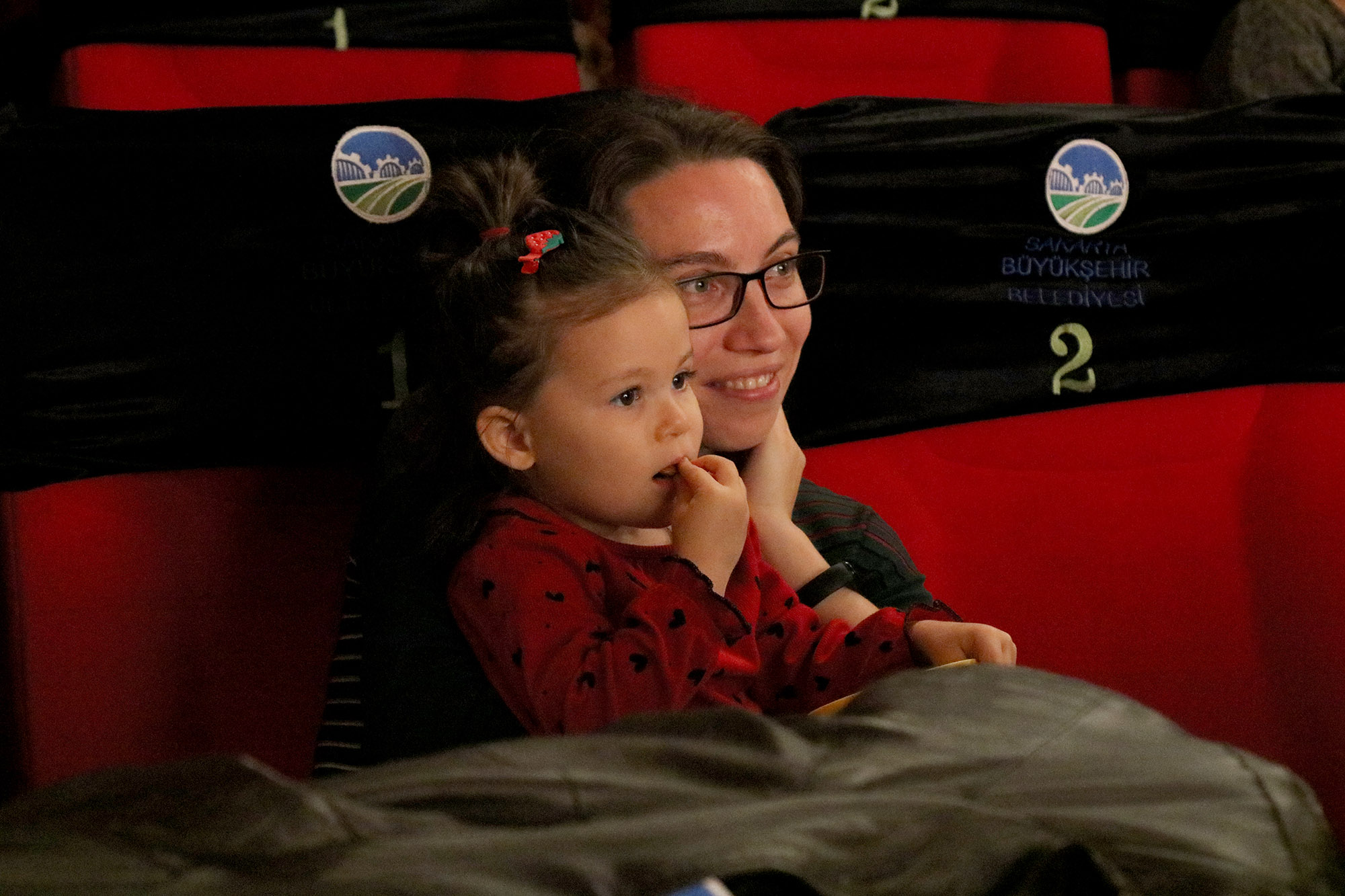 “İki Bavul Dolusu” minikler tarafından ilgiyle izlendi