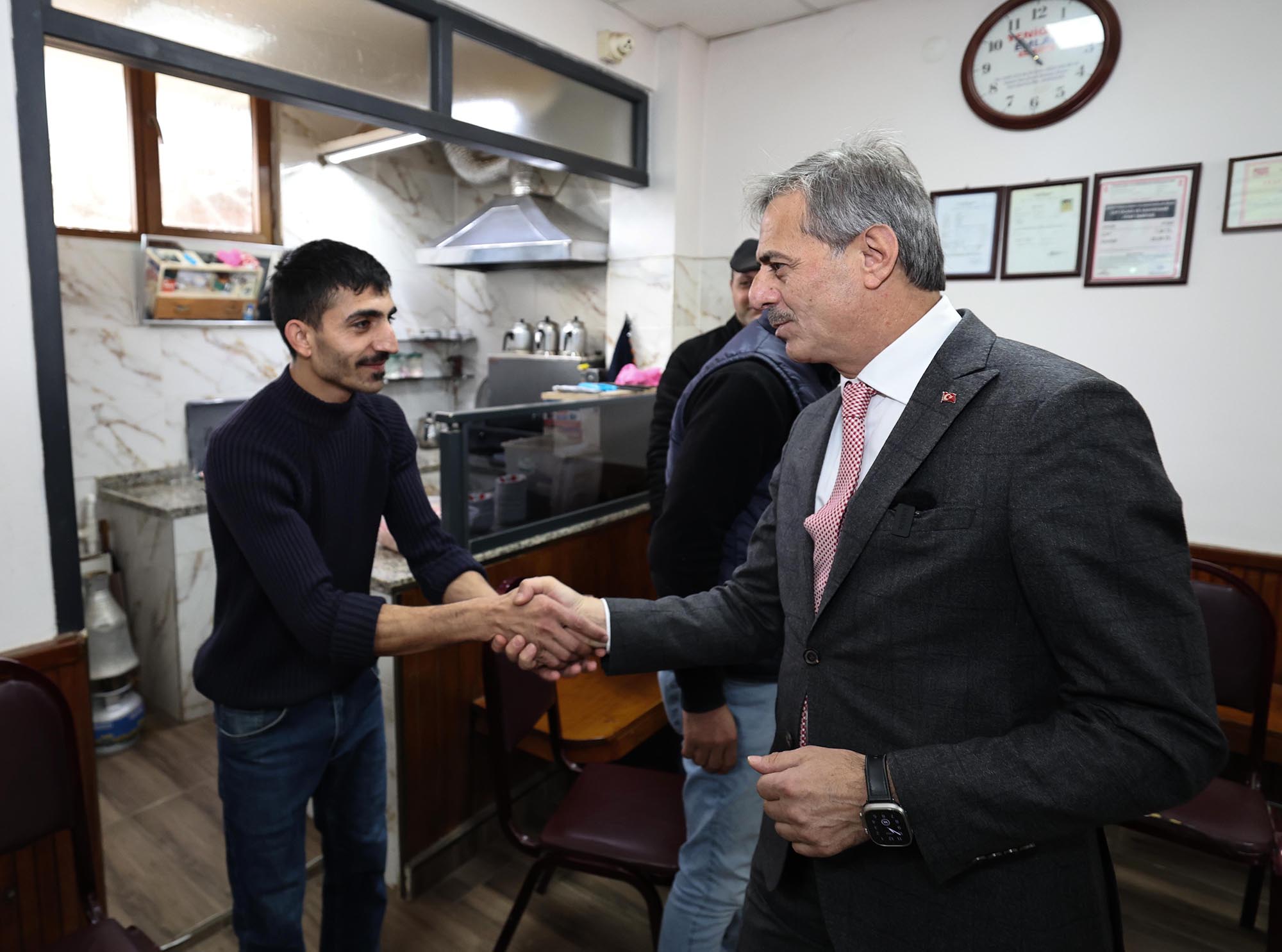 Yusuf Alemdar Karapürçek'te vatandaşla hasret giderdi: “Birlik, beraberlik ve kardeşlikle her mahalleye dokunacağız”