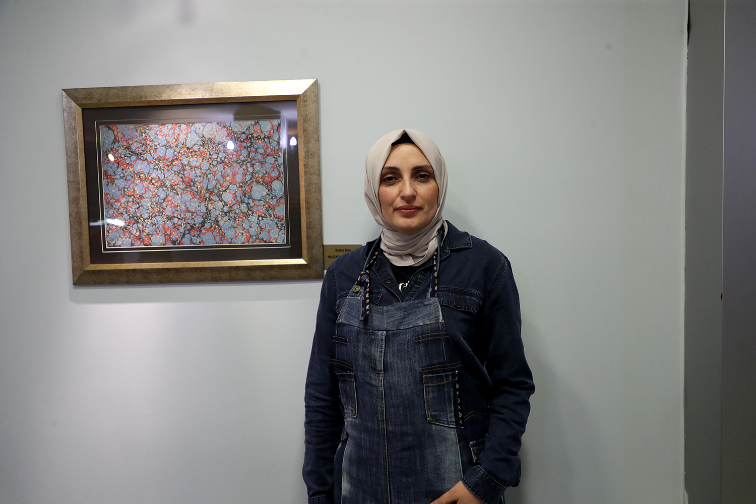 Renklere can katan eller: Kültürün aynası Ebru sanatı bu çatı altında yaşıyor