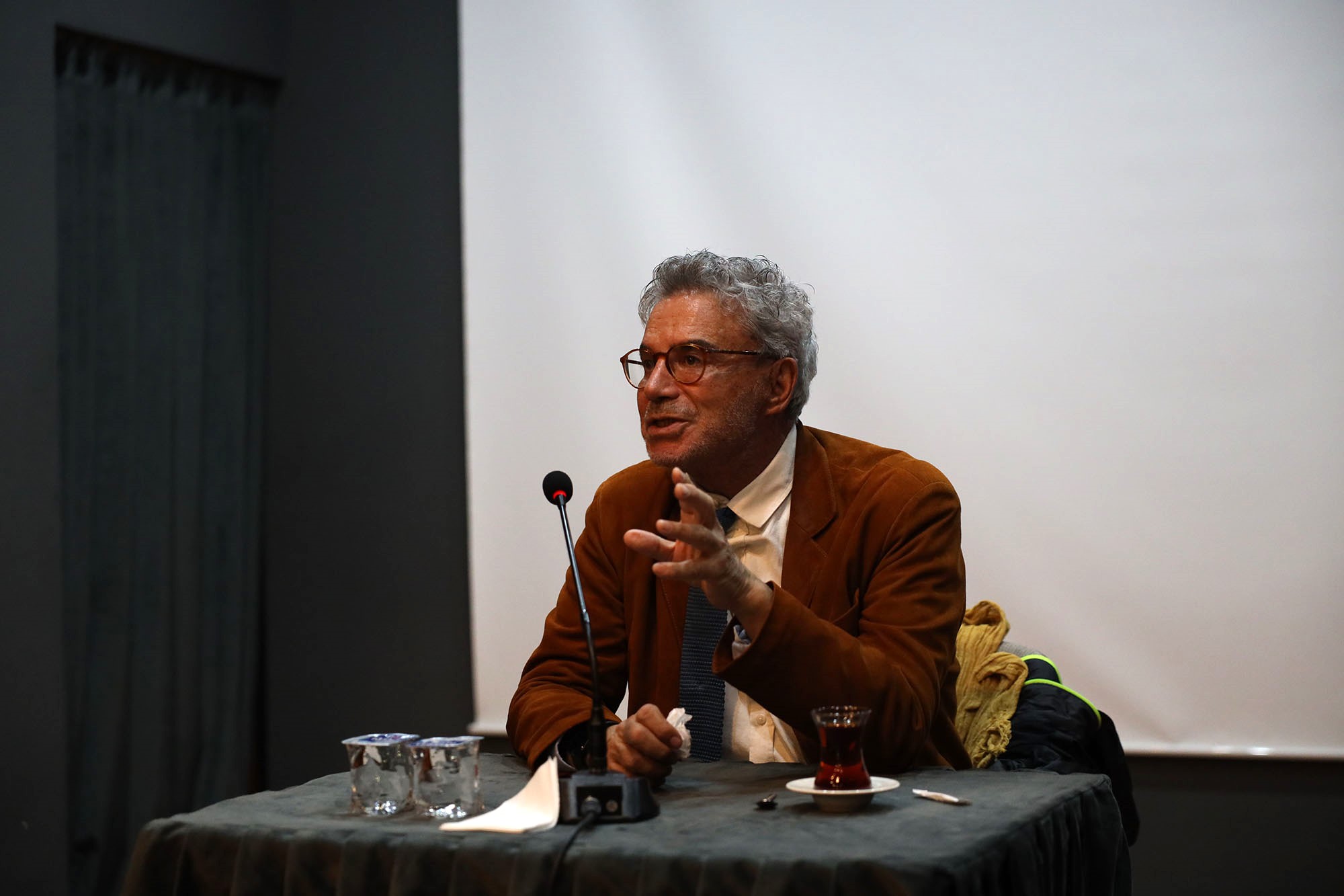 Büyükşehir Akademi’de Felsefe Atölyesi yoğun katılımla başladı