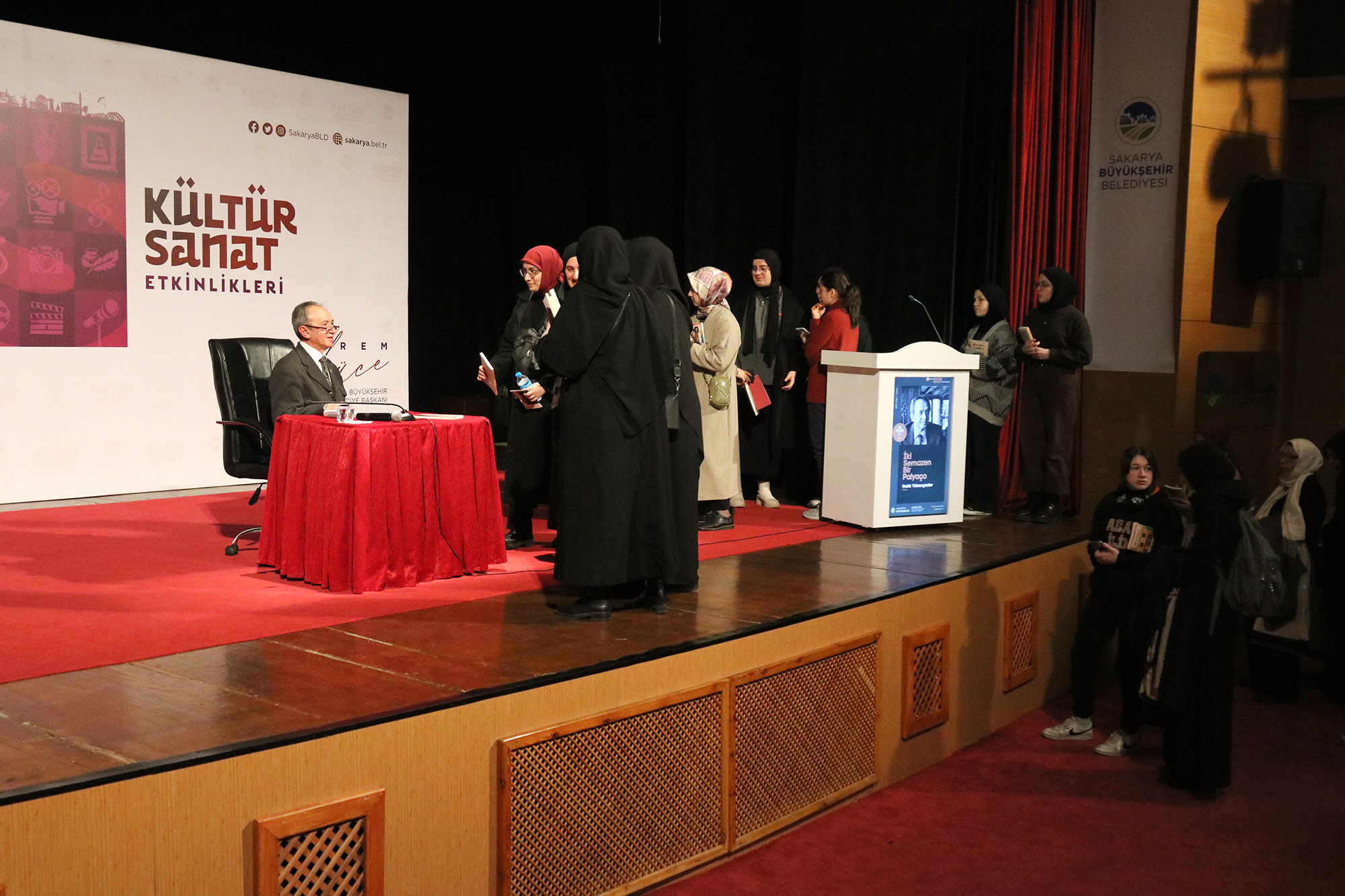 Yazar Yalsızuçanlar Sakaryalı okurlarıyla buluştu