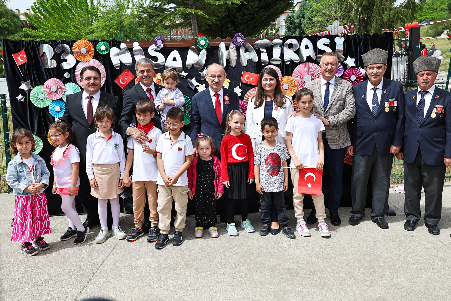 Alemdar miniklerin bayram coşkusuna ortak oldu: “Gözlerinizdeki ışık hiç solmasın”