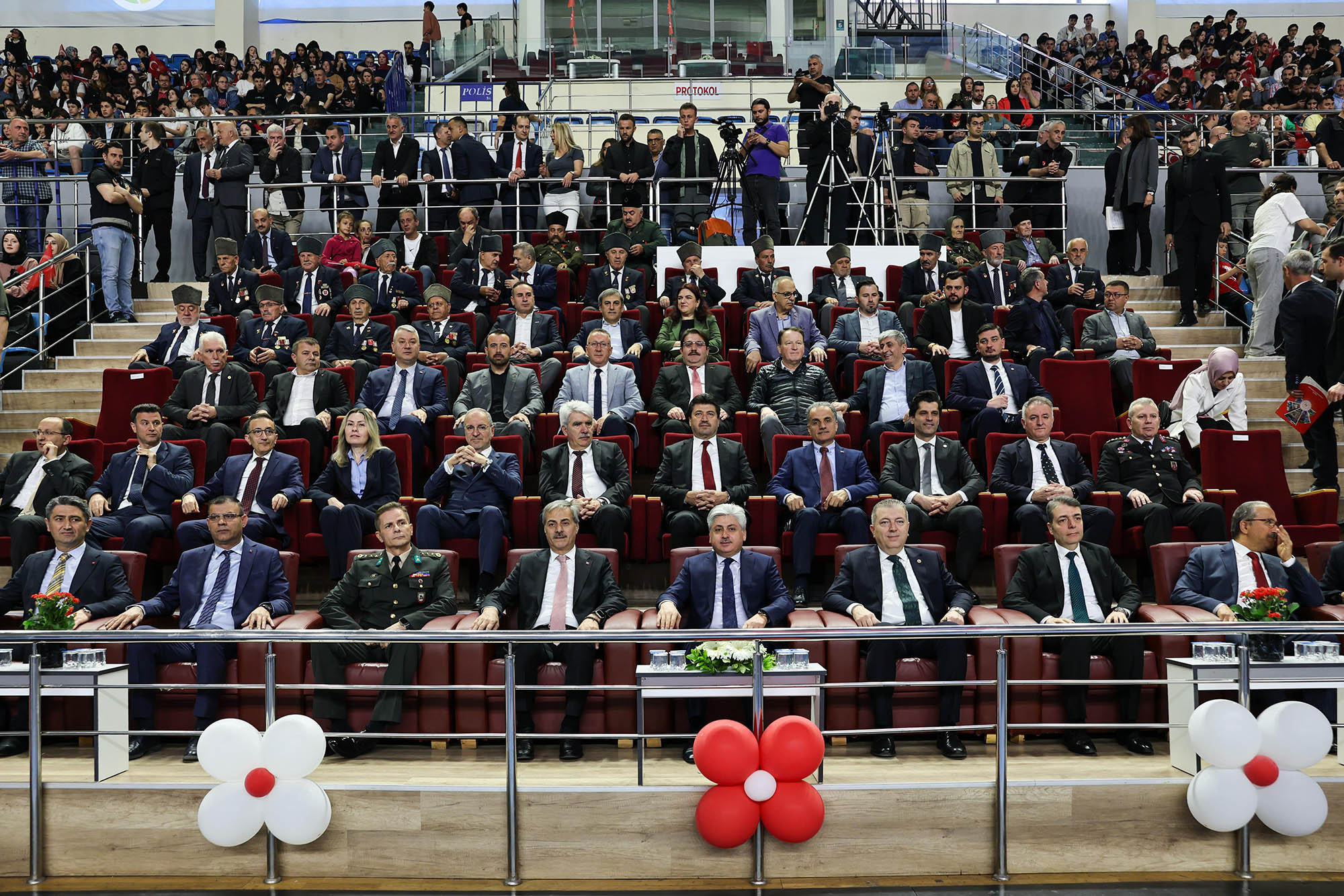 “Tüm imkânlarımızı gençlerimiz için seferber etmeye devam edeceğiz”