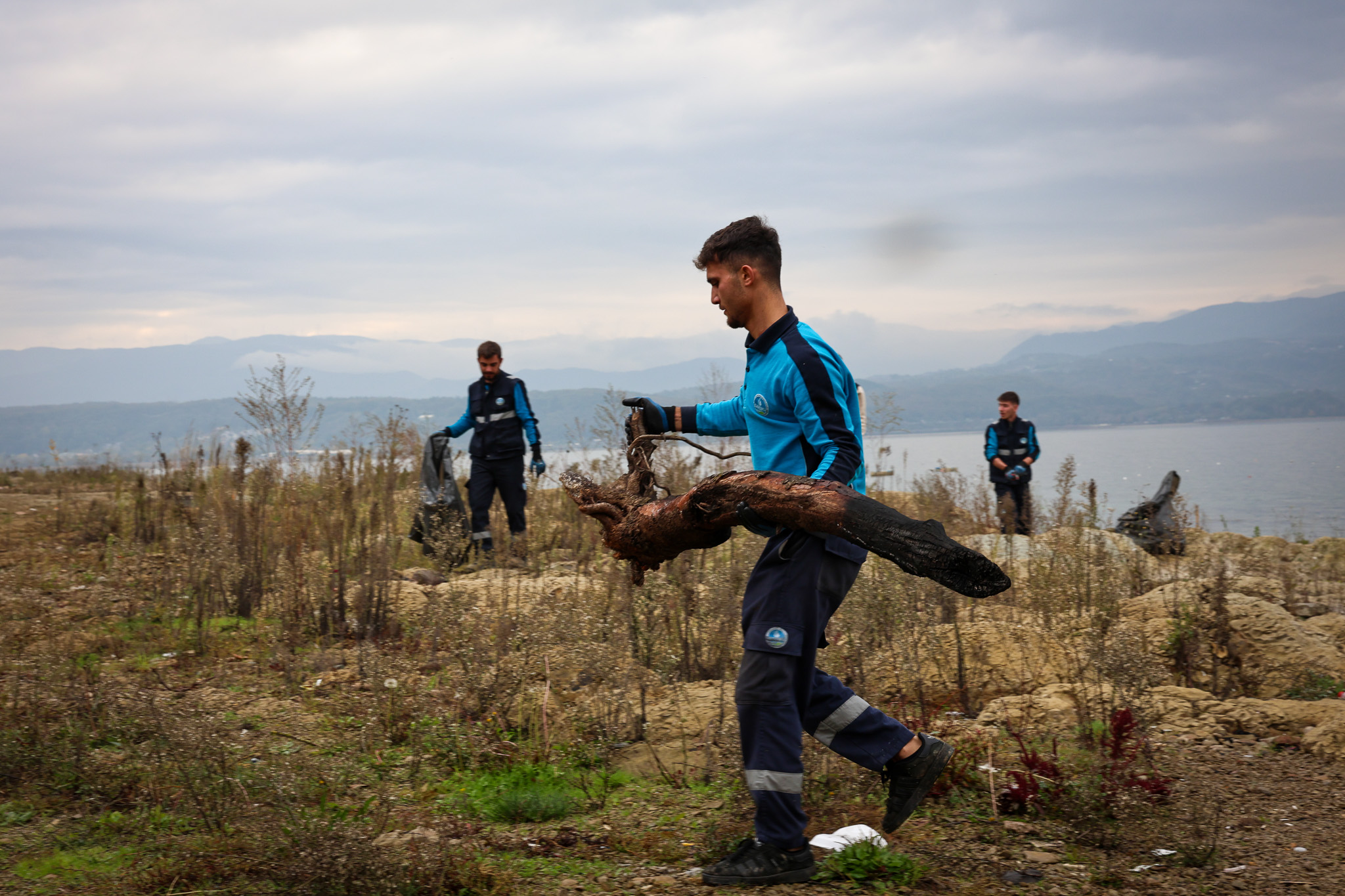 Sapanca Gölü kıyılarında ekosistemi koruyan temizlik çalışması sürüyor