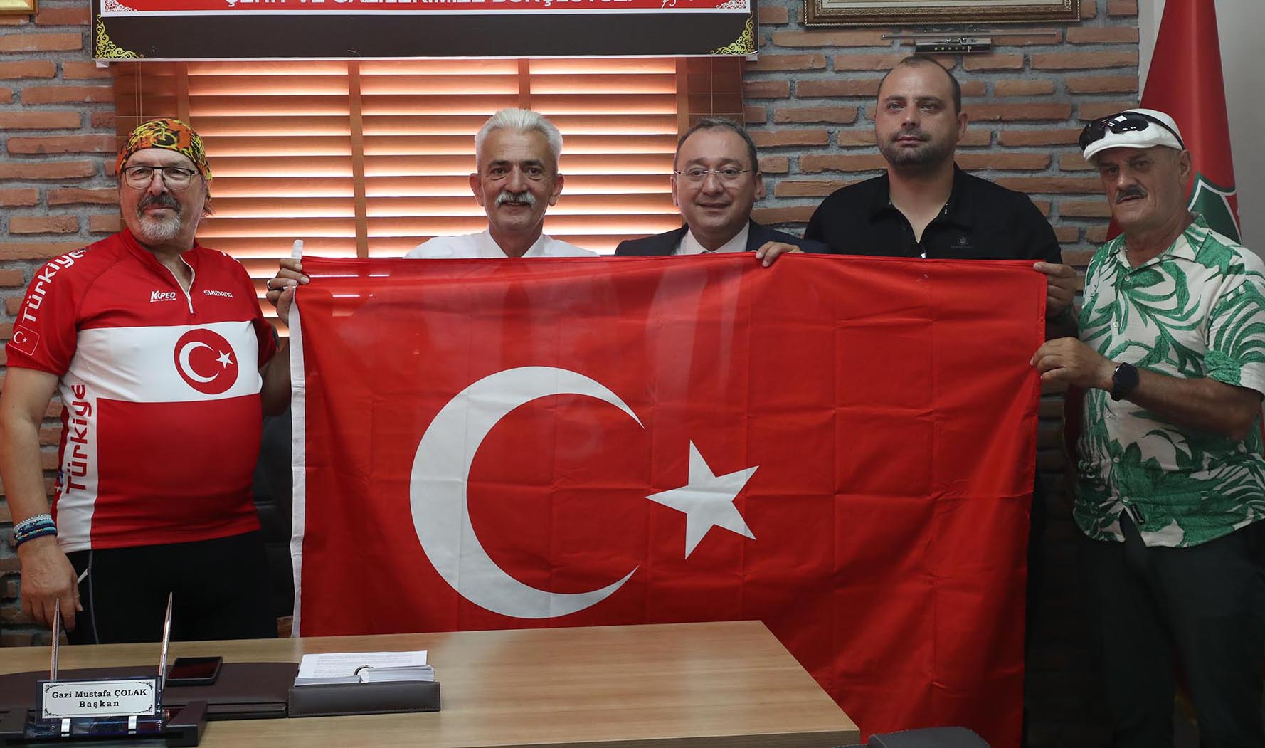 Büyükşehir kahraman gazileri unutmadı: Şanlı Türk Bayrağı hediyesiyle vefa örneği