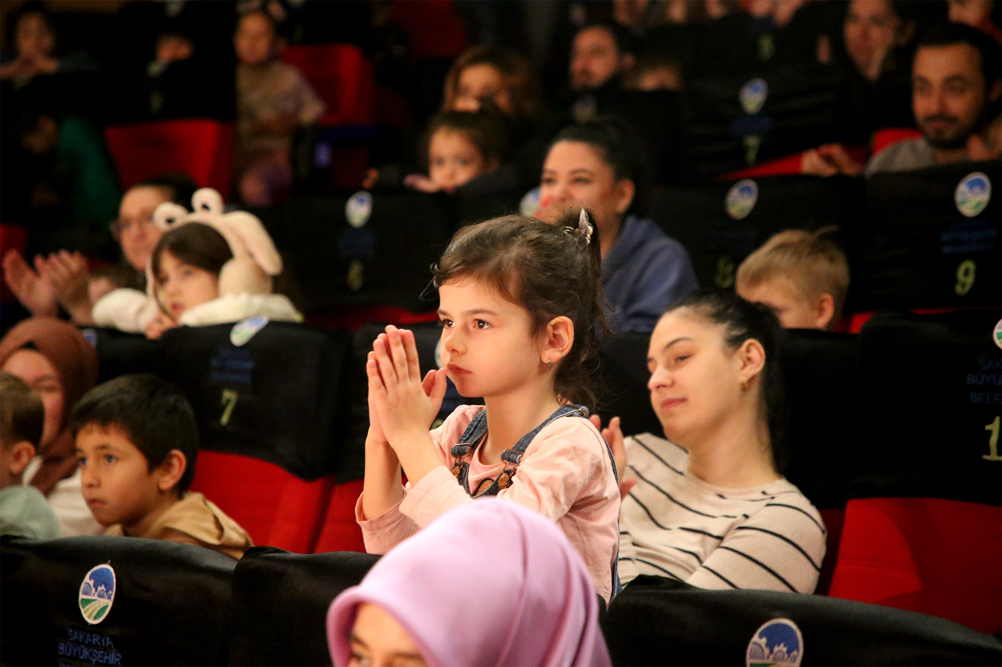 “İki Bavul Dolusu Hapşu ile Turşu” AKM’de kahkahayla geçti