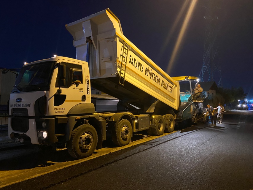 Büyükşehir’den Arifiye’de gece mesaisi