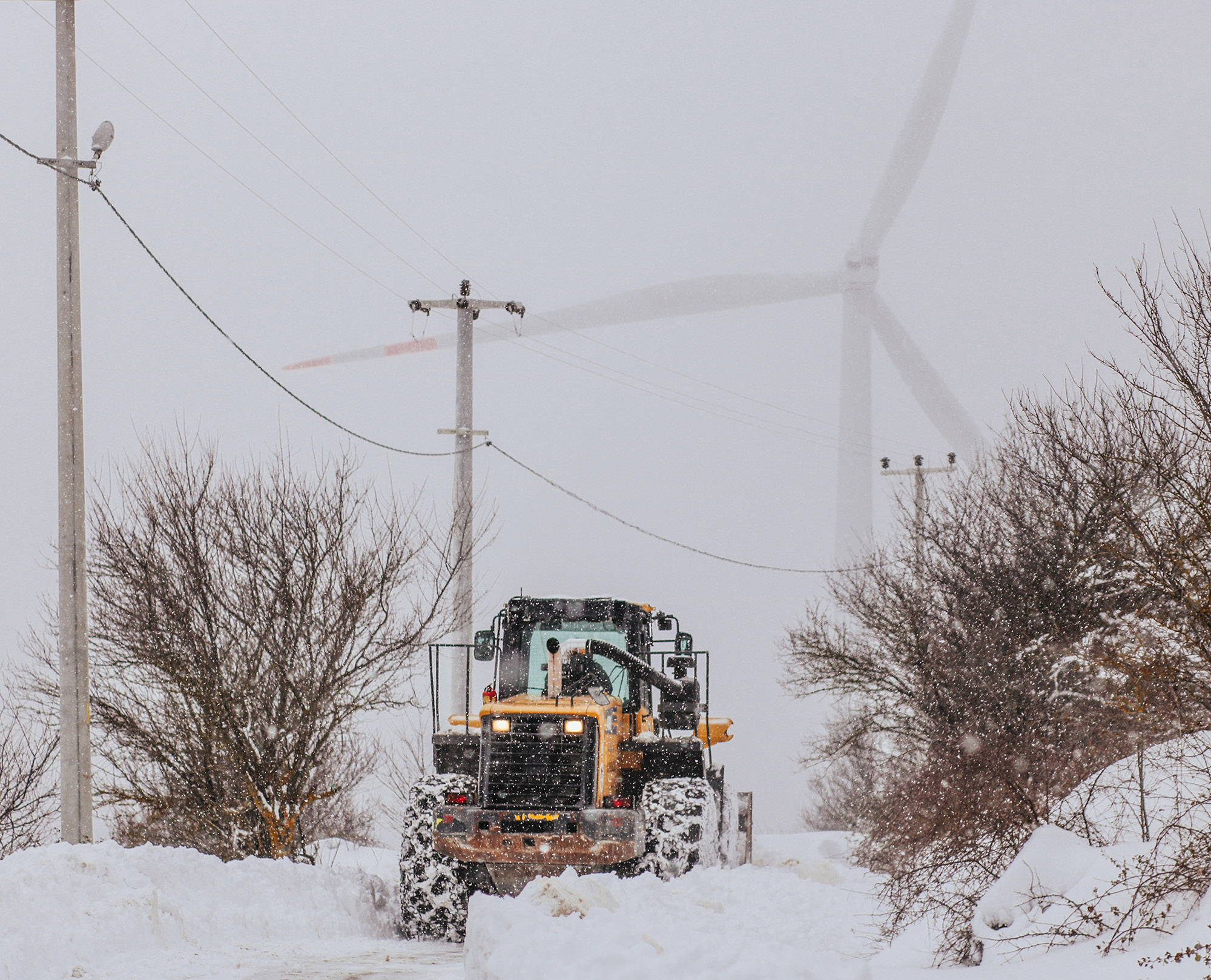 Büyükşehir’den acil müdahale: Karda mahsur kalan hastaya ulaşıldı