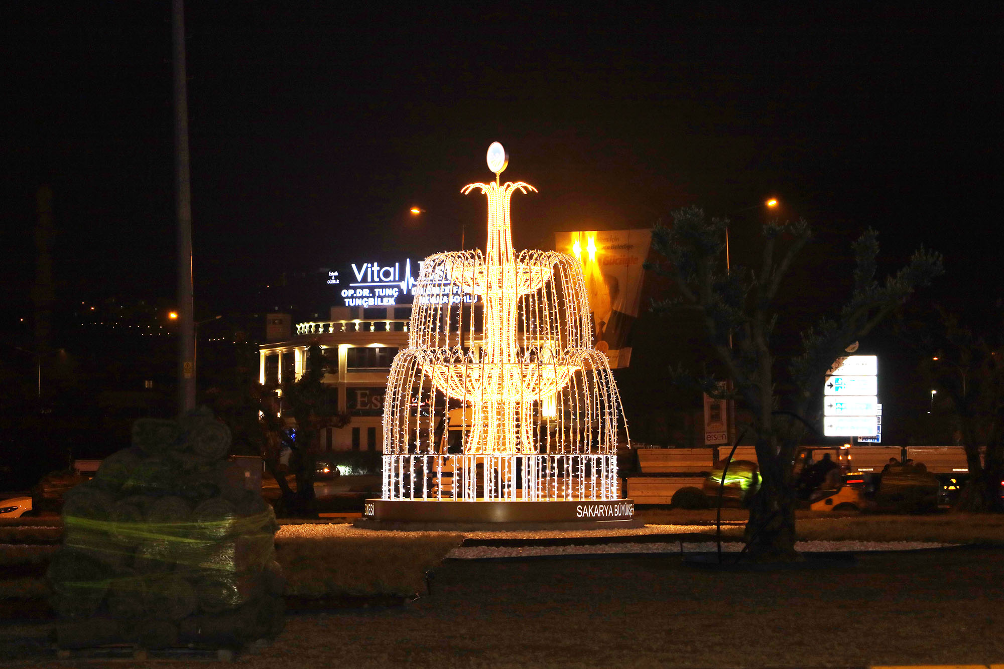 Büyükşehir Serdivan’ın kalbindeki o kavşağa ışık kattı