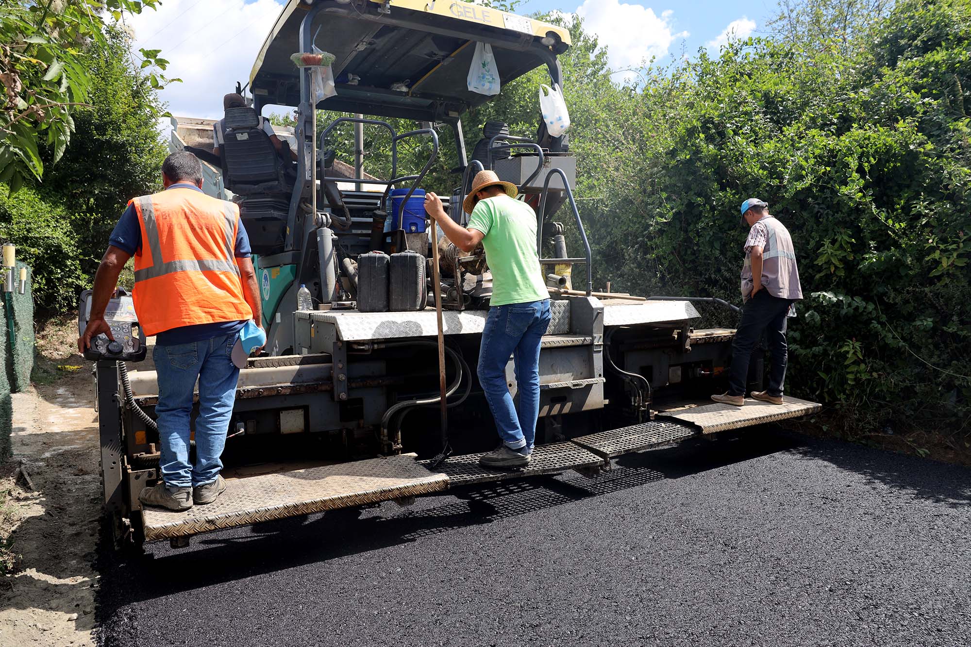 Sapanca’da yollar asfaltla yeni yüzüne kavuşuyor: İlmiye’den Fevziye’ye geçildi