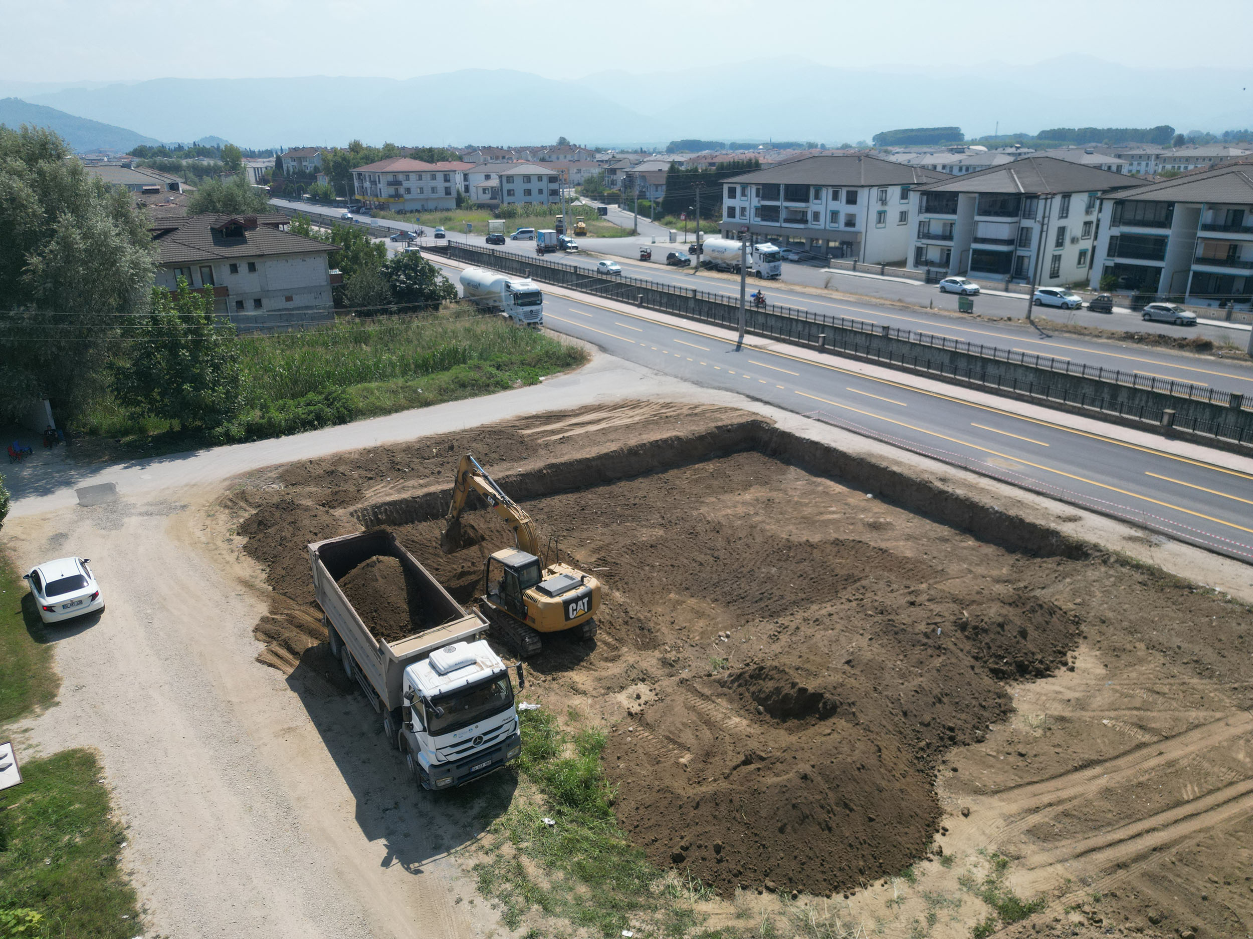 İş makinaları her gün bir başka proje için sahaya iniyor: Akyazı Sosyal Tesis’te işlem başladı