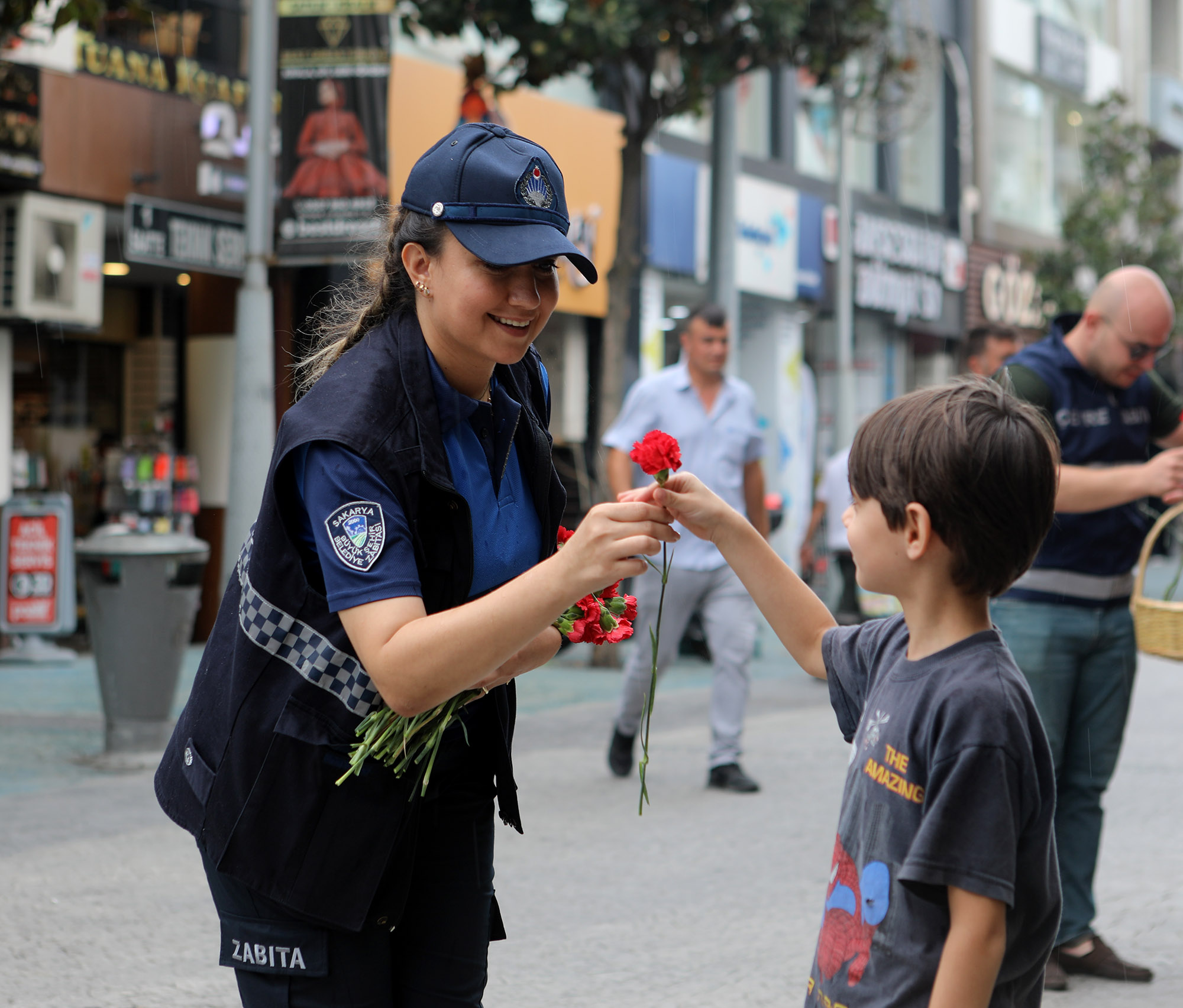 Zabıta Haftası’nda vatandaşa ve esnafa karanfil