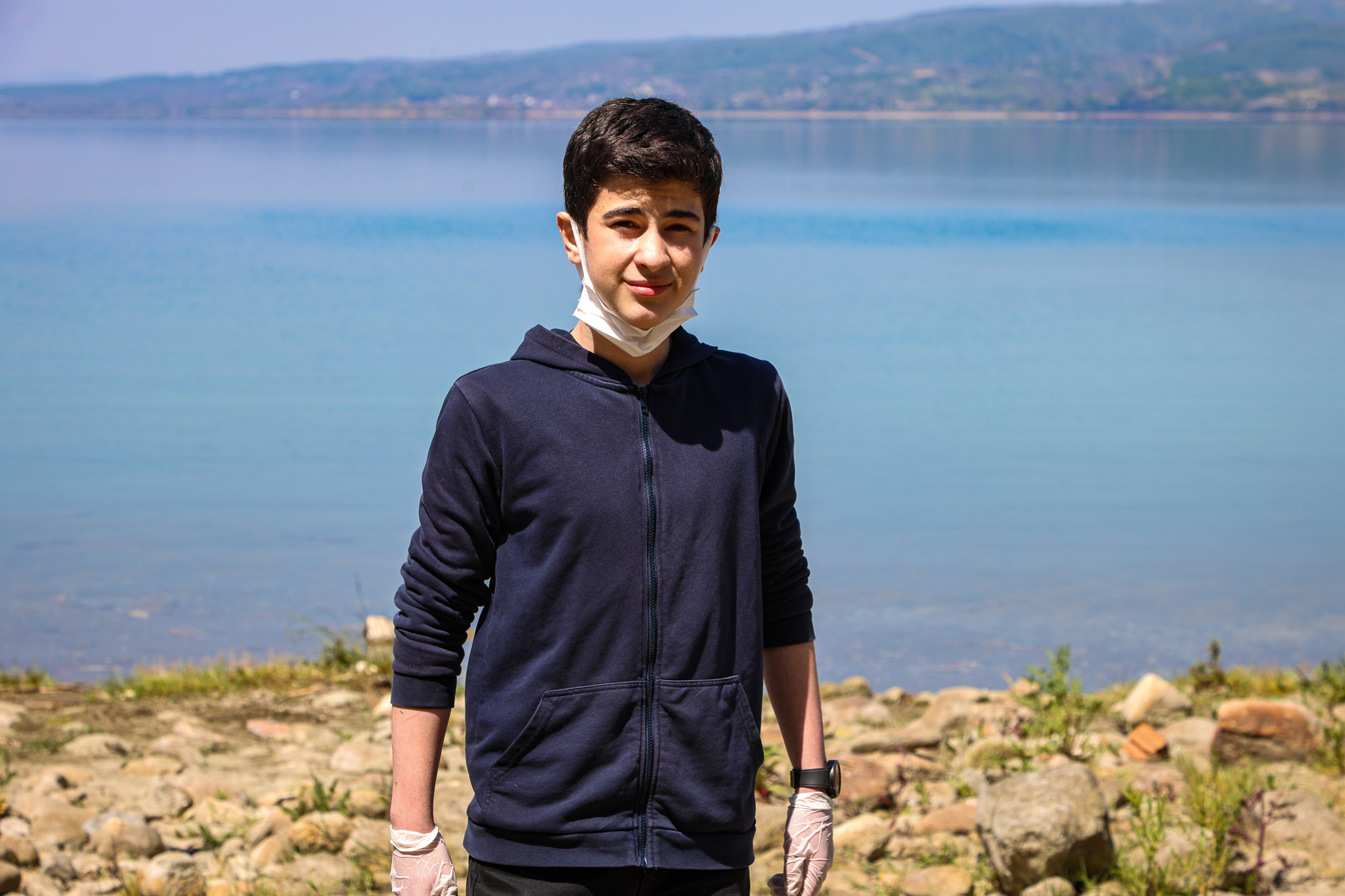 Göl havzasına bırakılan atıklar gönüllü öğrencilerin desteğiyle temizlendi