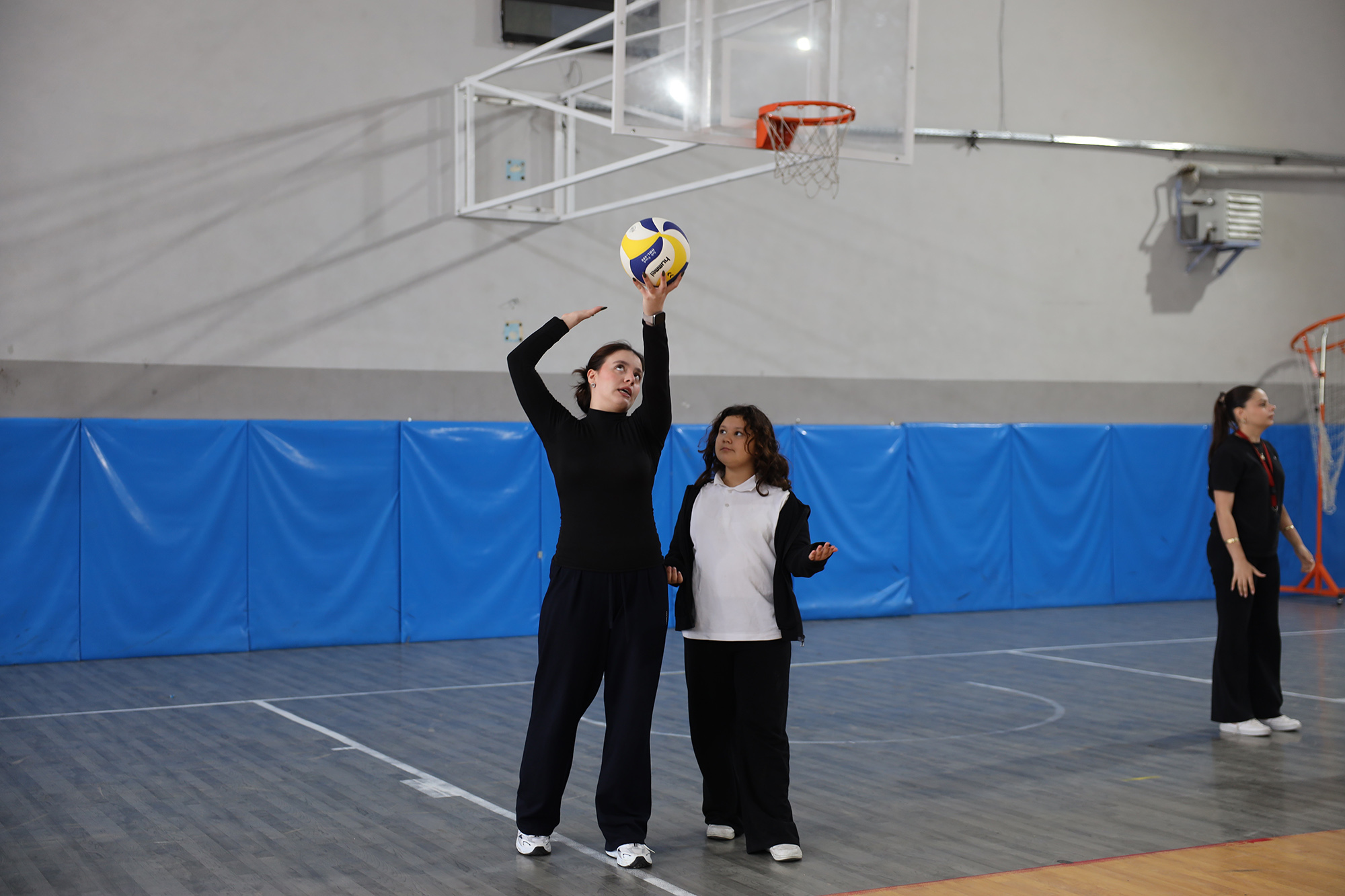 Büyükşehir, geleceğin voleybolcularını yetenek taramalarıyla keşfediyor