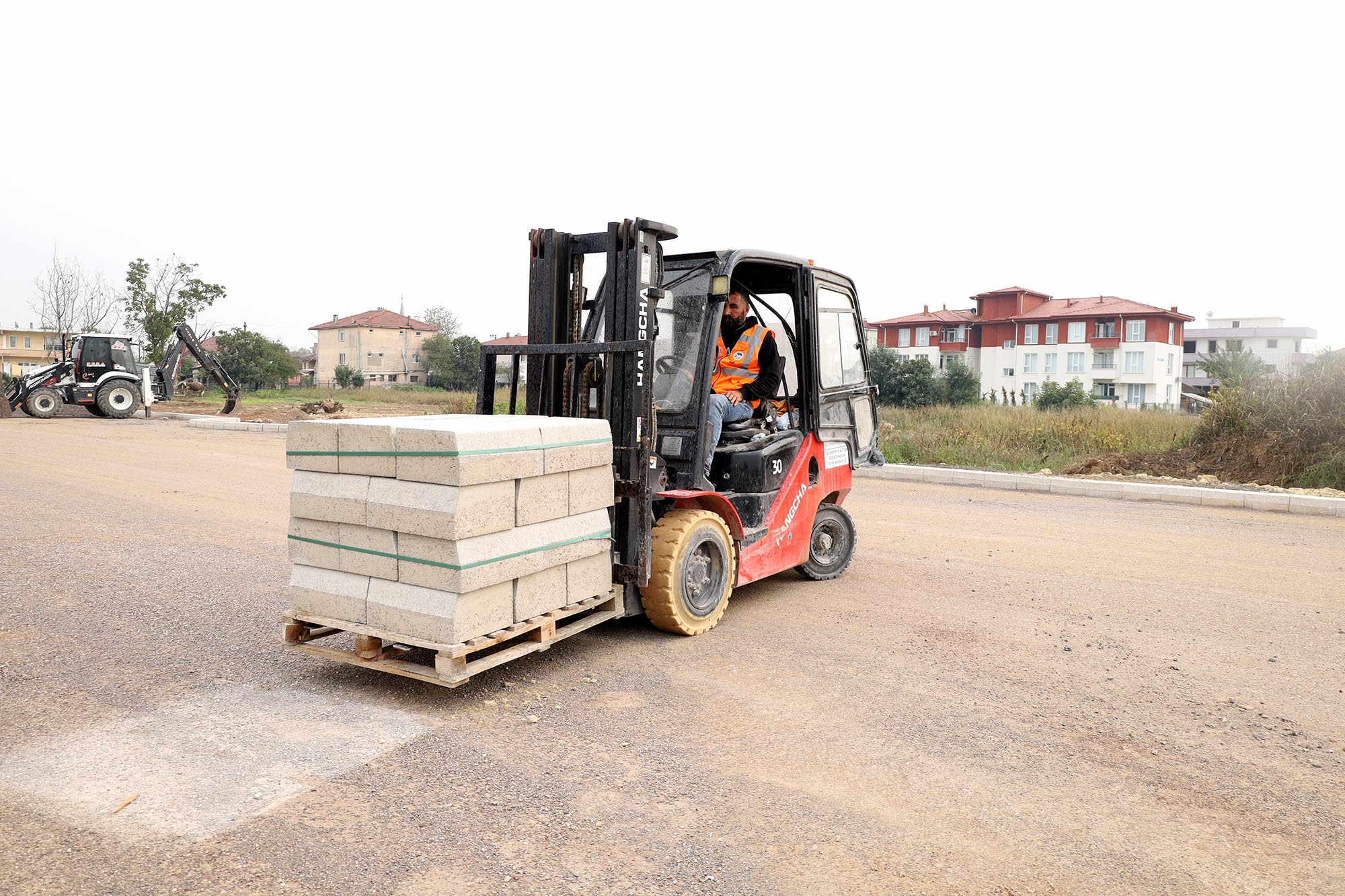 Hanlı-OSB duble yolunda önce kaldırım ve bisiklet yolu, ardından asfalta geçilecek