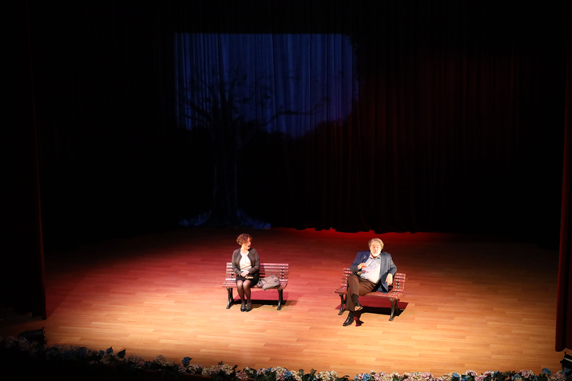 Usta oyunculardan unutulmaz performans: “Güne Bakan Cam Kırıkları”