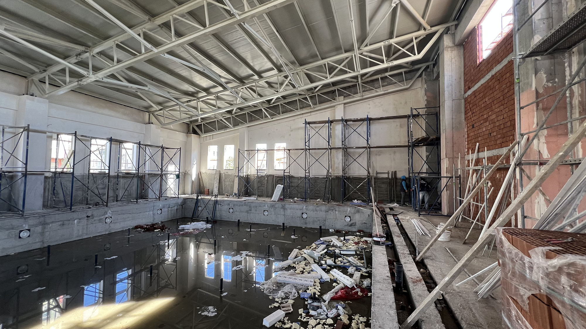 Arifiye’de binlerce genci heyecanlandıran ilerleyiş: Havuzun yaz sezonunda kapılarını açması hedefleniyor