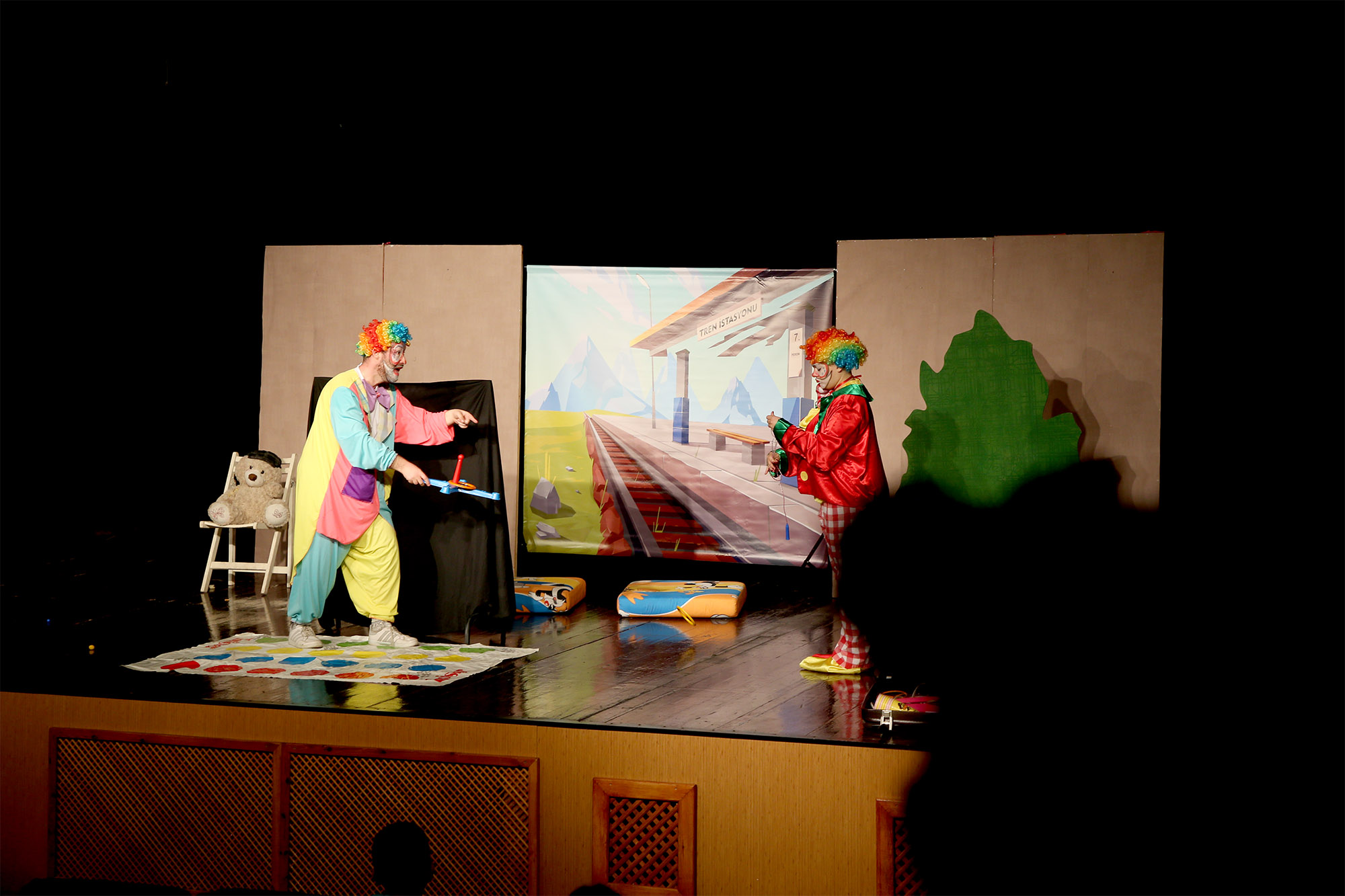 “İki Bavul Dolusu Hapşu ile Turşu” AKM’de kahkahayla geçti