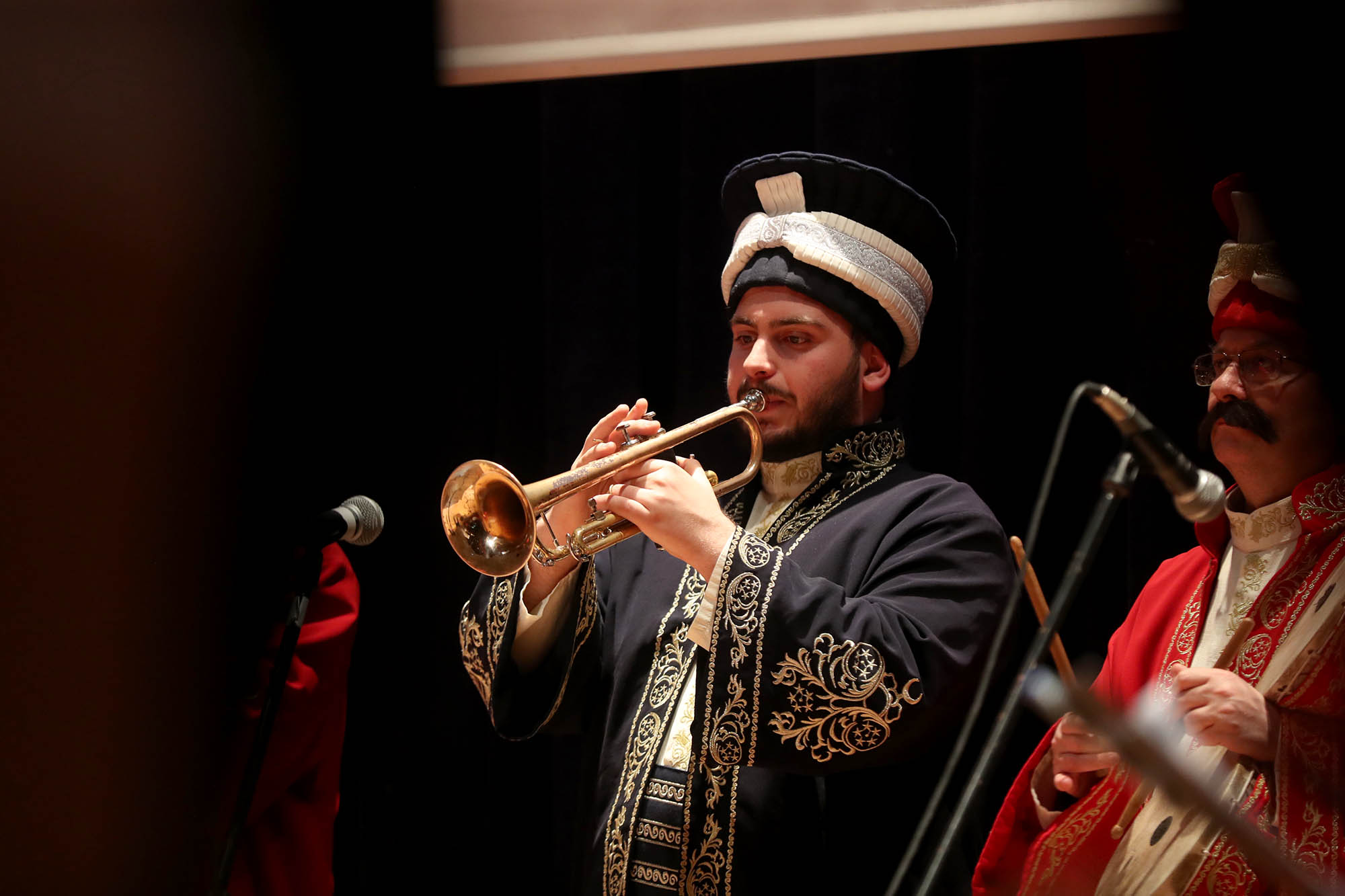 Büyük zaferin 110. yılında salon ecdadın kahramanlık marşlarıyla inledi 